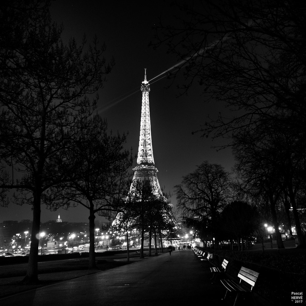 Panasonic Lumix DMC-GX85 (Lumix DMC-GX80 / Lumix DMC-GX7 Mark II) sample photo. Tour eiffel 1x1 photography