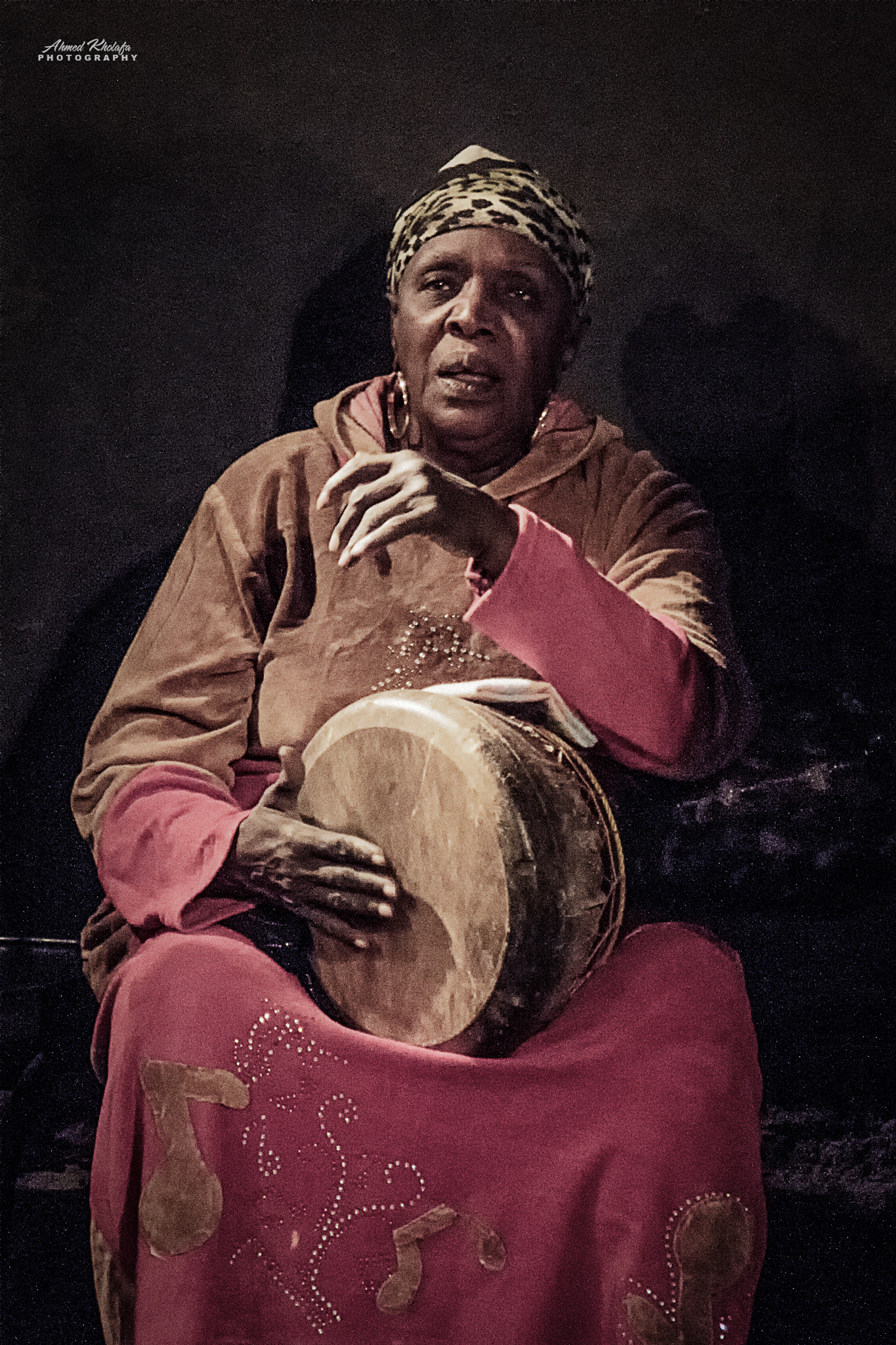 Canon EOS 7D Mark II sample photo. Old lady on a drum photography