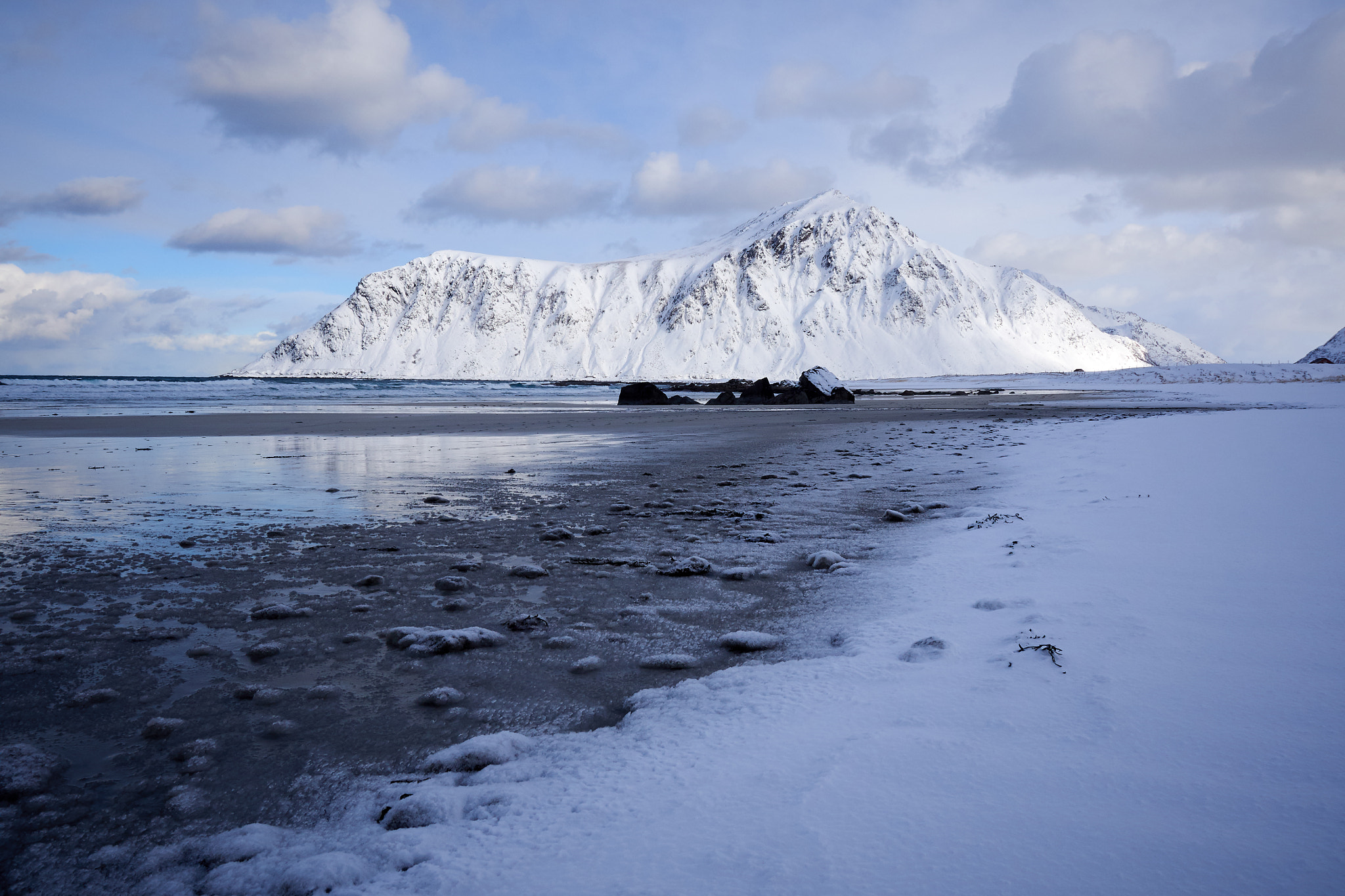 Olympus OM-D E-M10 + Olympus M.Zuiko Digital ED 9-18mm F4.0-5.6 sample photo. Flakstad beach photography