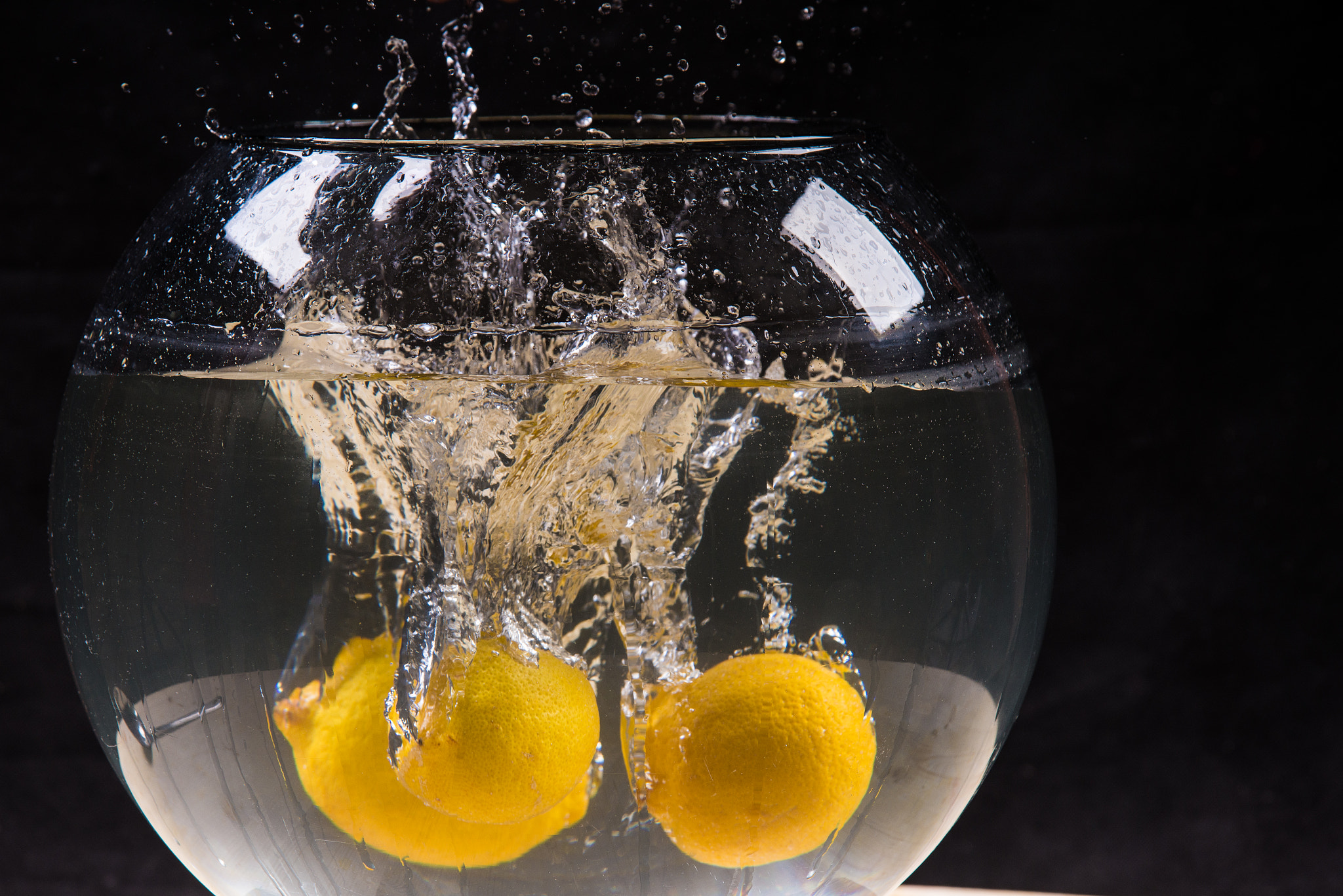 Nikon AF Nikkor 24-85mm F2.8-4D IF sample photo. Splash lemon photography