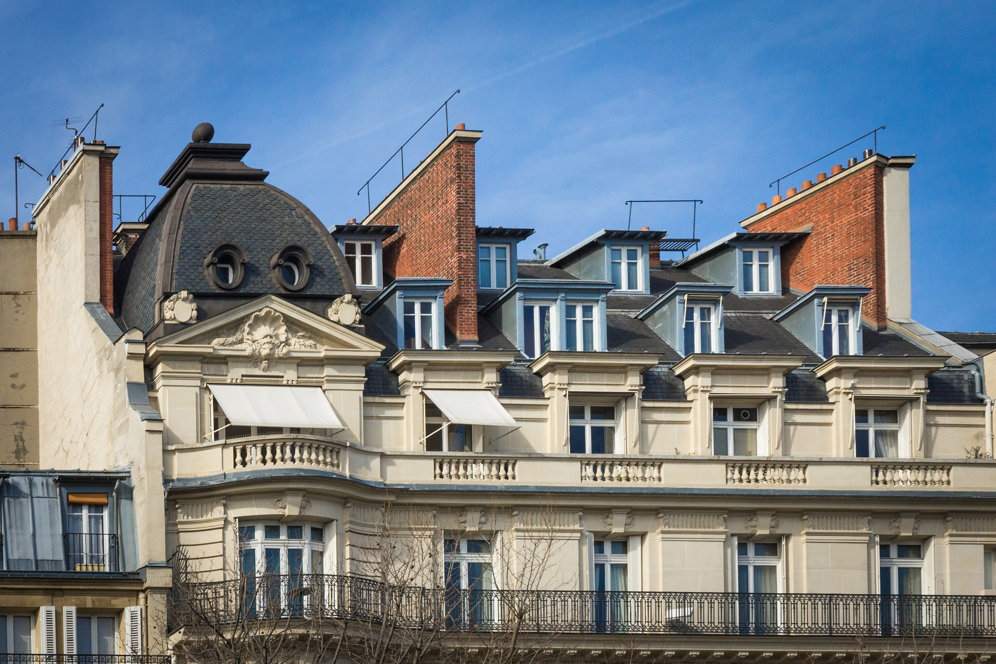 Canon EF 24-70mm F4L IS USM sample photo. Building at trocadero photography