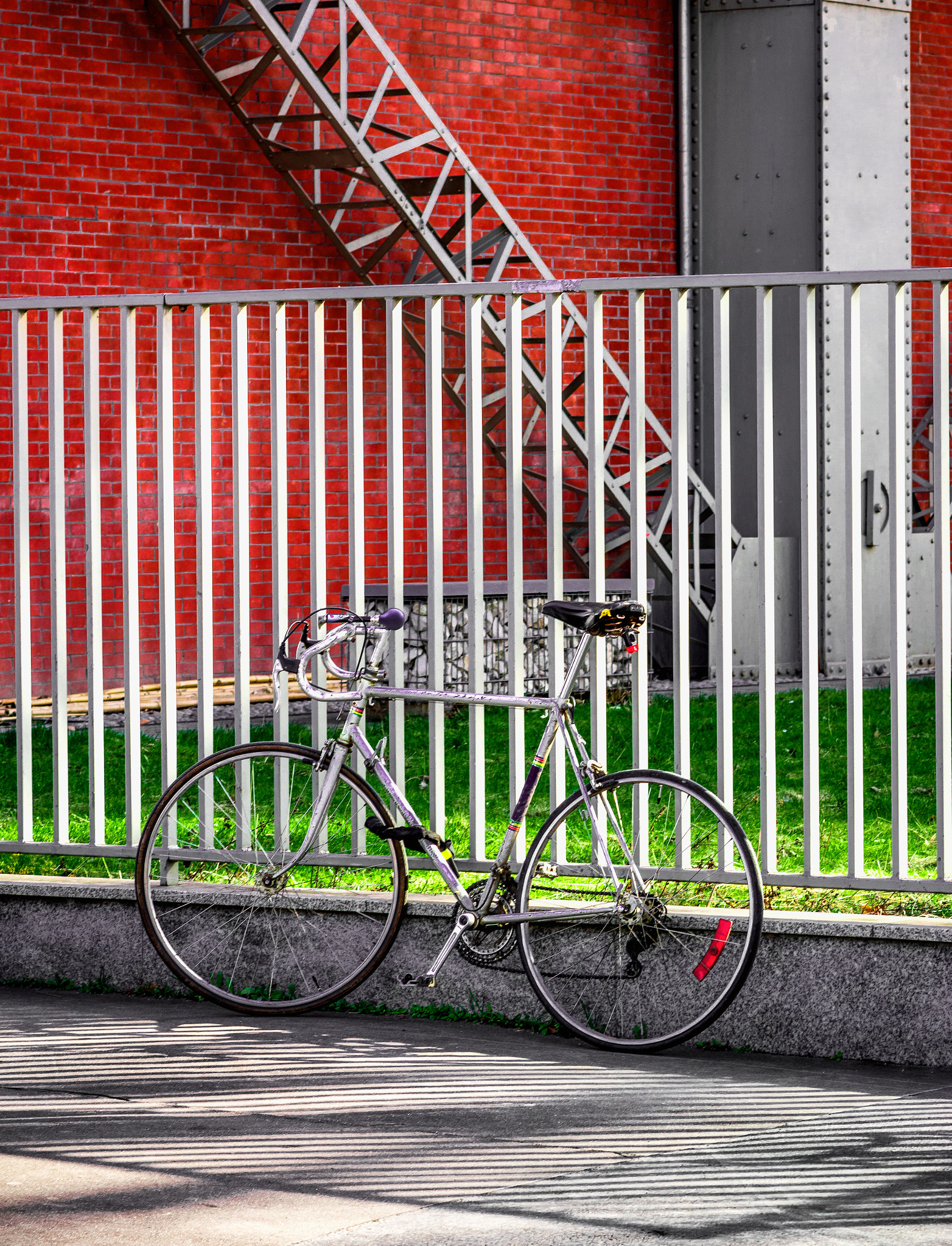 Nikon D7100 + Nikon AF-S Nikkor 85mm F1.8G sample photo. A street corner photography
