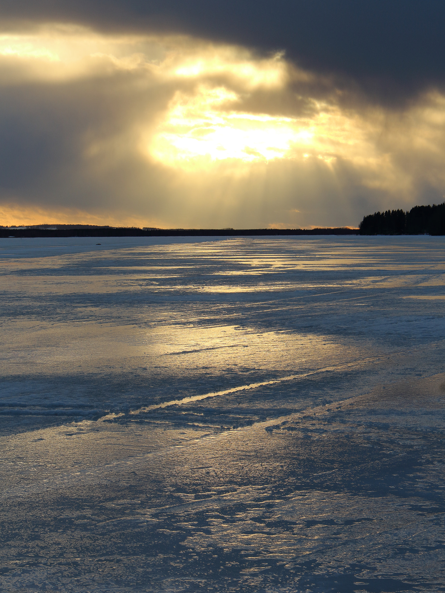 Canon EOS 1200D (EOS Rebel T5 / EOS Kiss X70 / EOS Hi) + Canon EF-S 18-55mm F3.5-5.6 IS STM sample photo. Spring sunset over frozen lake photography