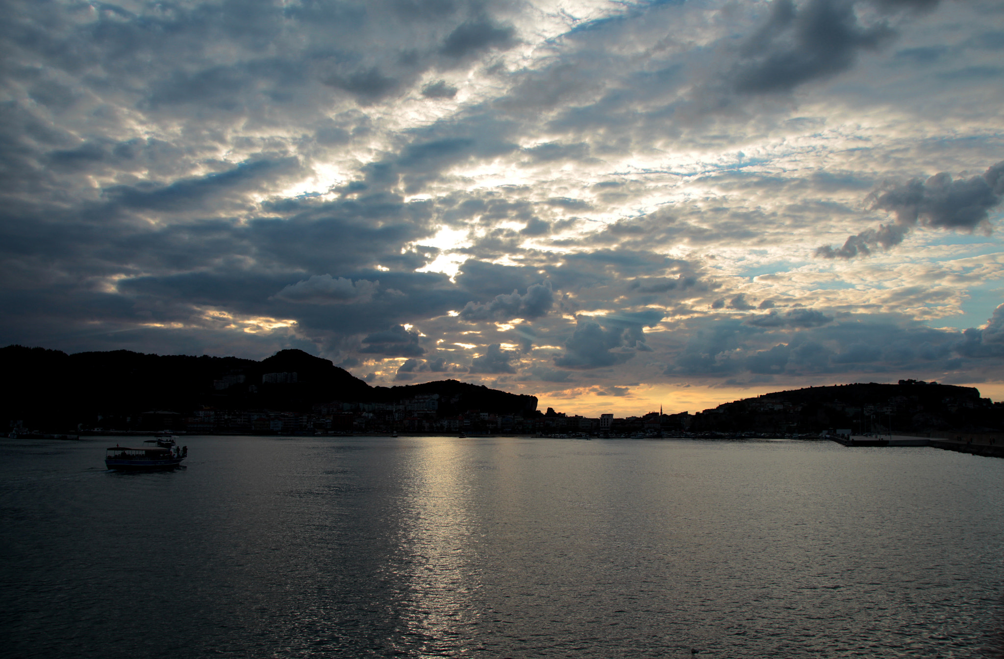 Canon EOS 650D (EOS Rebel T4i / EOS Kiss X6i) sample photo. Clouds and the sea photography