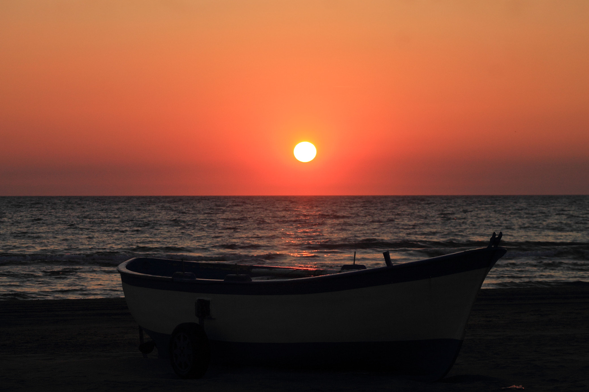 Canon EOS 1100D (EOS Rebel T3 / EOS Kiss X50) + EF75-300mm f/4-5.6 sample photo. Red sunset photography