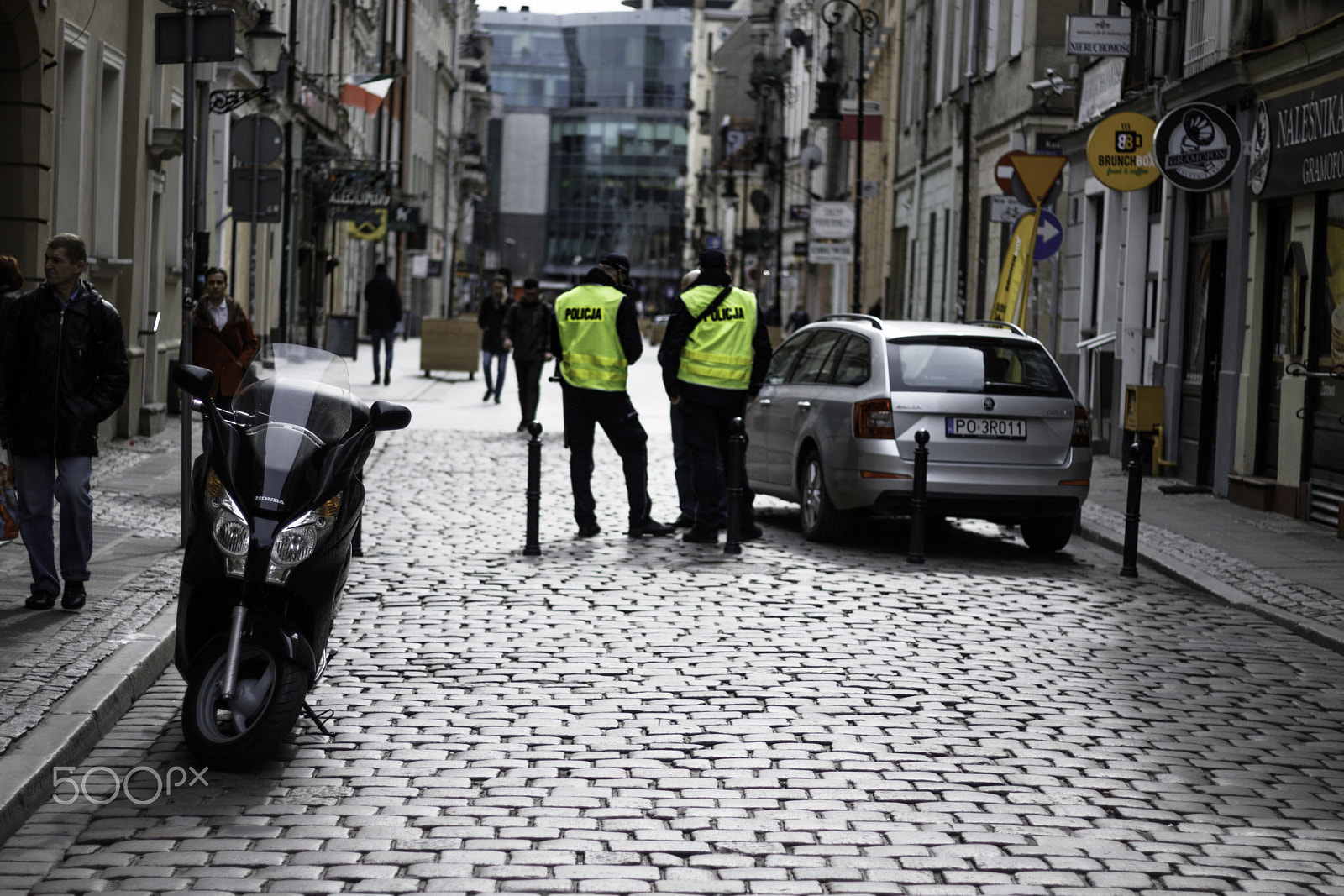 Canon EOS 760D (EOS Rebel T6s / EOS 8000D) + Canon EF 50mm F1.8 STM sample photo. Random cops photography