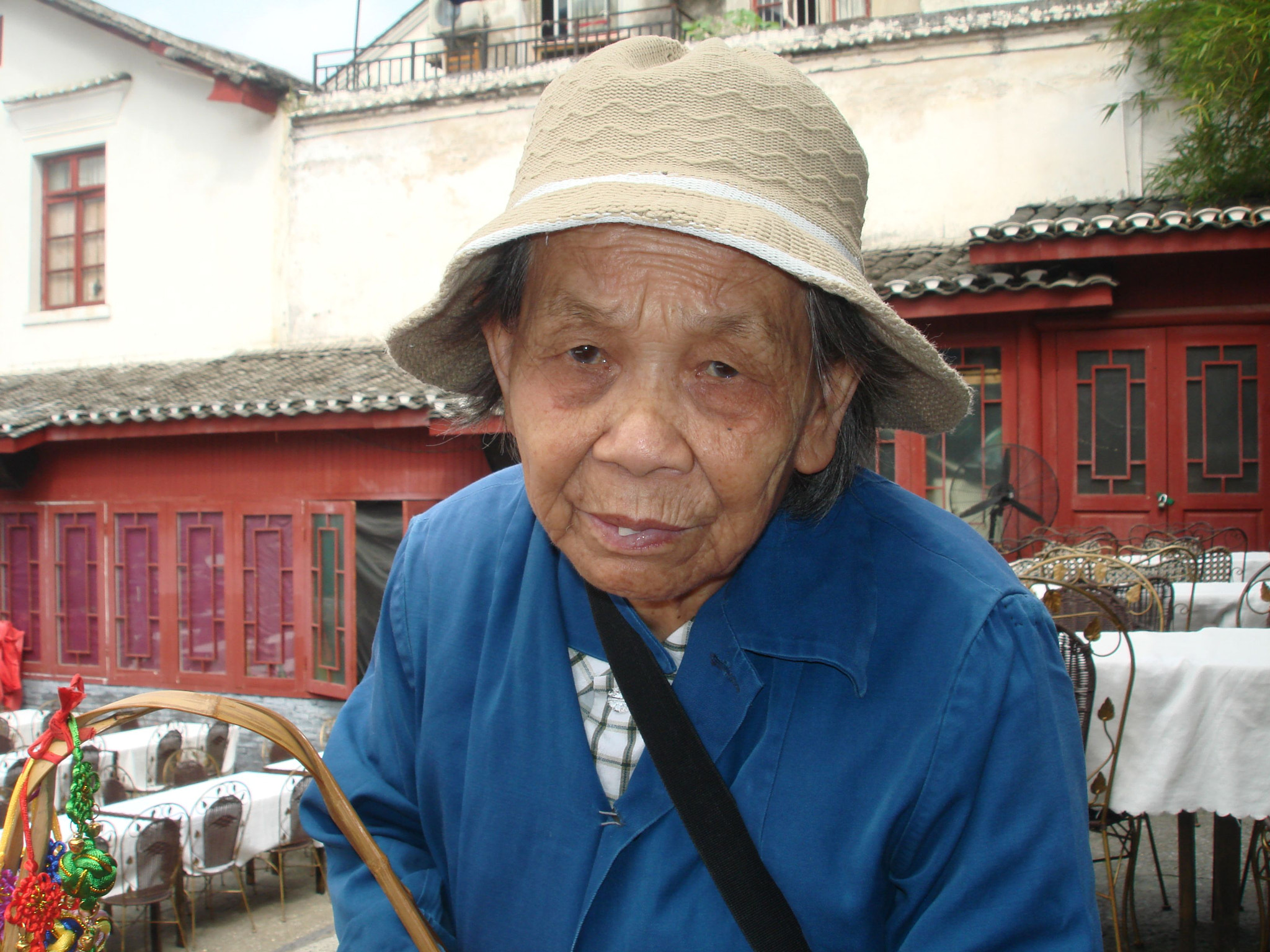 Sony DSC-W100 sample photo. Woman beggar, china photography