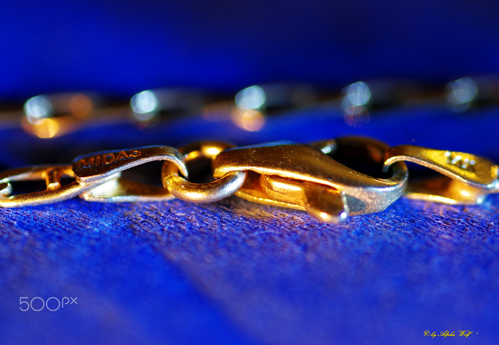 Pentax smc D-FA 100mm F2.8 Macro WR sample photo. Gold photography
