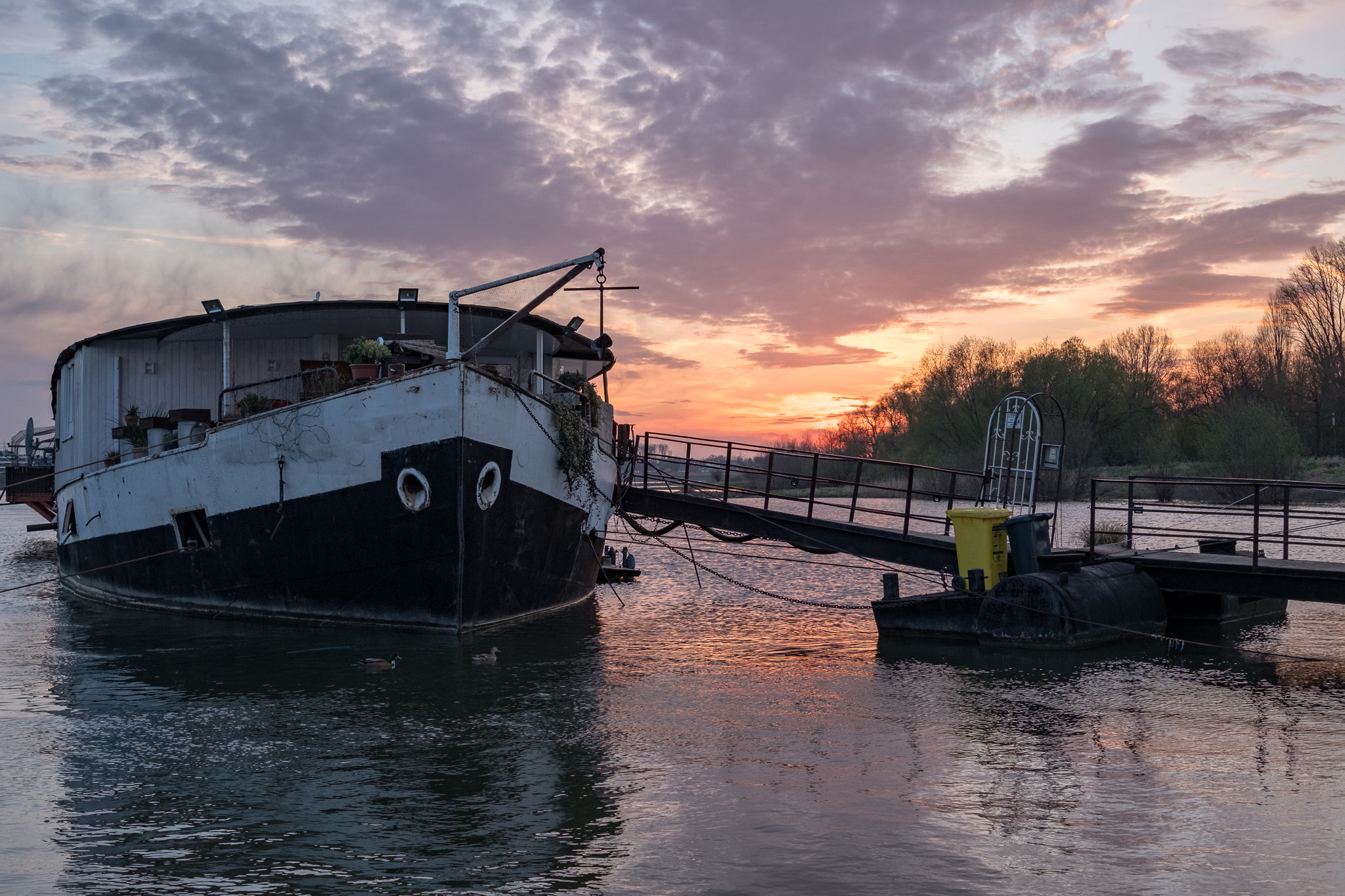 Fujifilm X-T20 sample photo. Sunset at volmerswerth shore photography