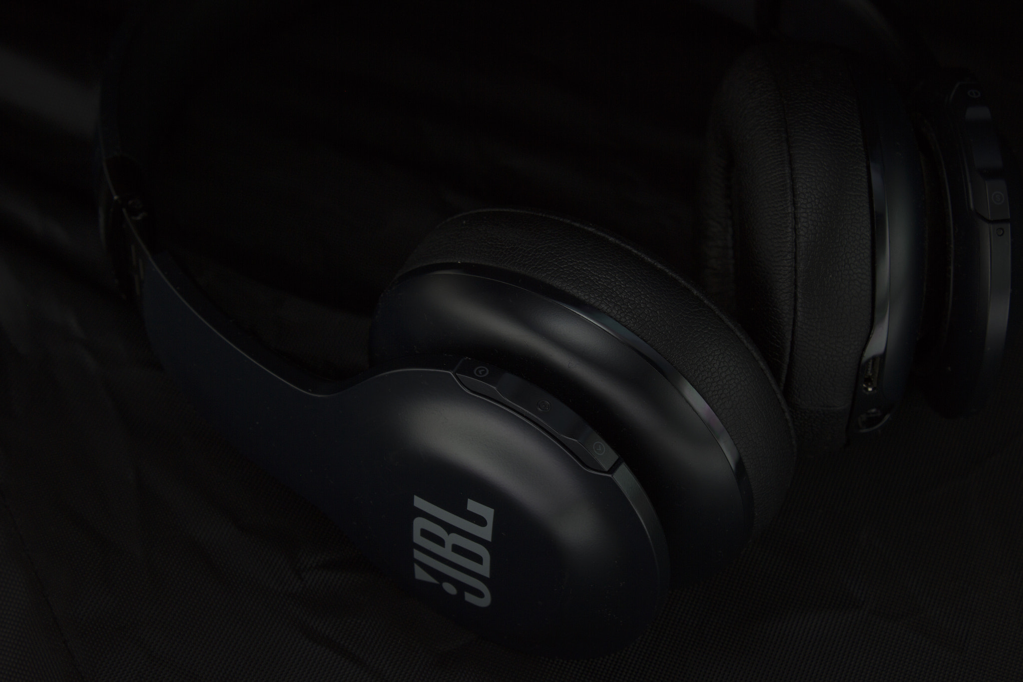 Canon EF-S 18-55mm F3.5-5.6 III sample photo. Jbl headset photography