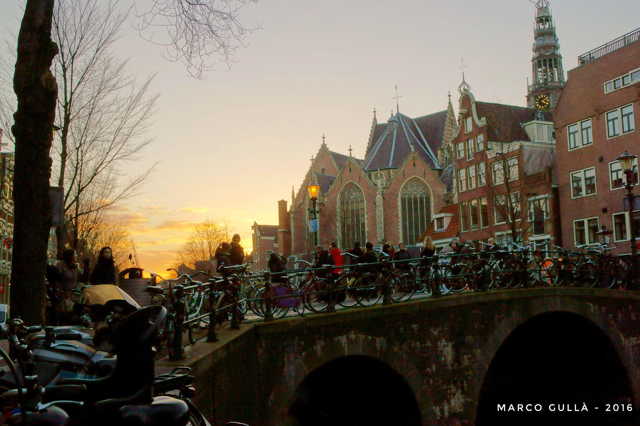 Sony DT 18-200mm F3.5-6.3 sample photo. Un tramonto in mezzo ai canali di amsterdam photography