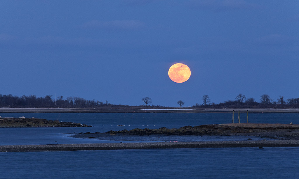 Canon EOS 5D Mark II + Canon EF 100-400mm F4.5-5.6L IS USM sample photo. Moonrise over the norwalk islands, norwalk, ct, 20 photography