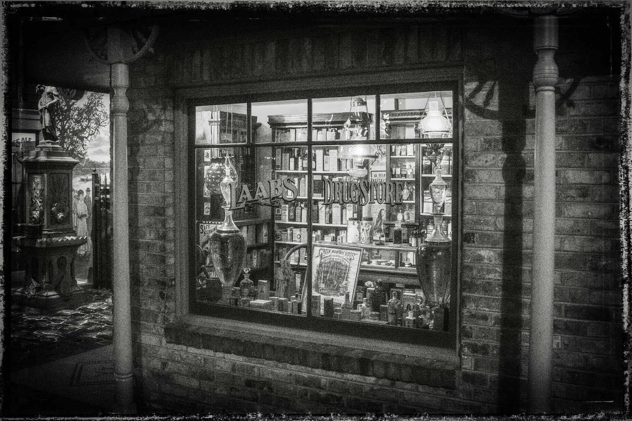 Nikon D500 sample photo. Old store front window photography