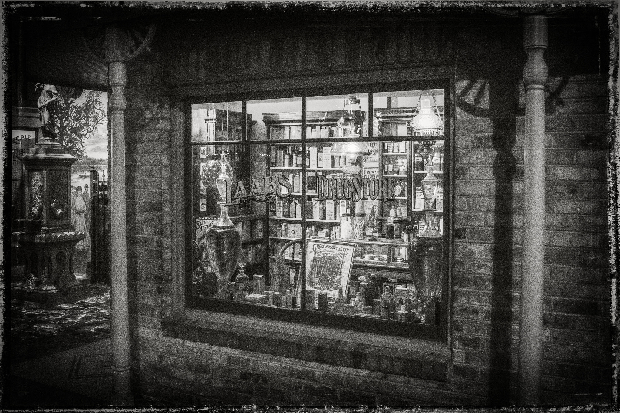 Nikon AF-S Nikkor 24-120mm F4G ED VR sample photo. Old store front window photography