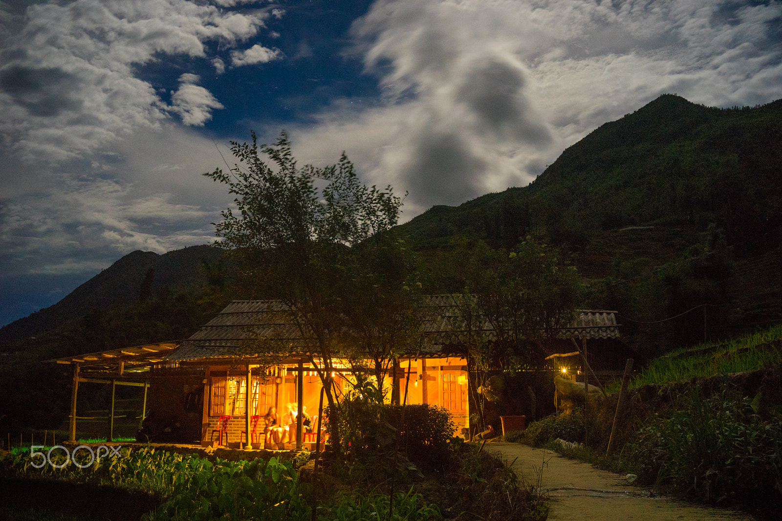 Sony a7 II + Sony Sonnar T* FE 35mm F2.8 ZA sample photo. Night at the homestay photography