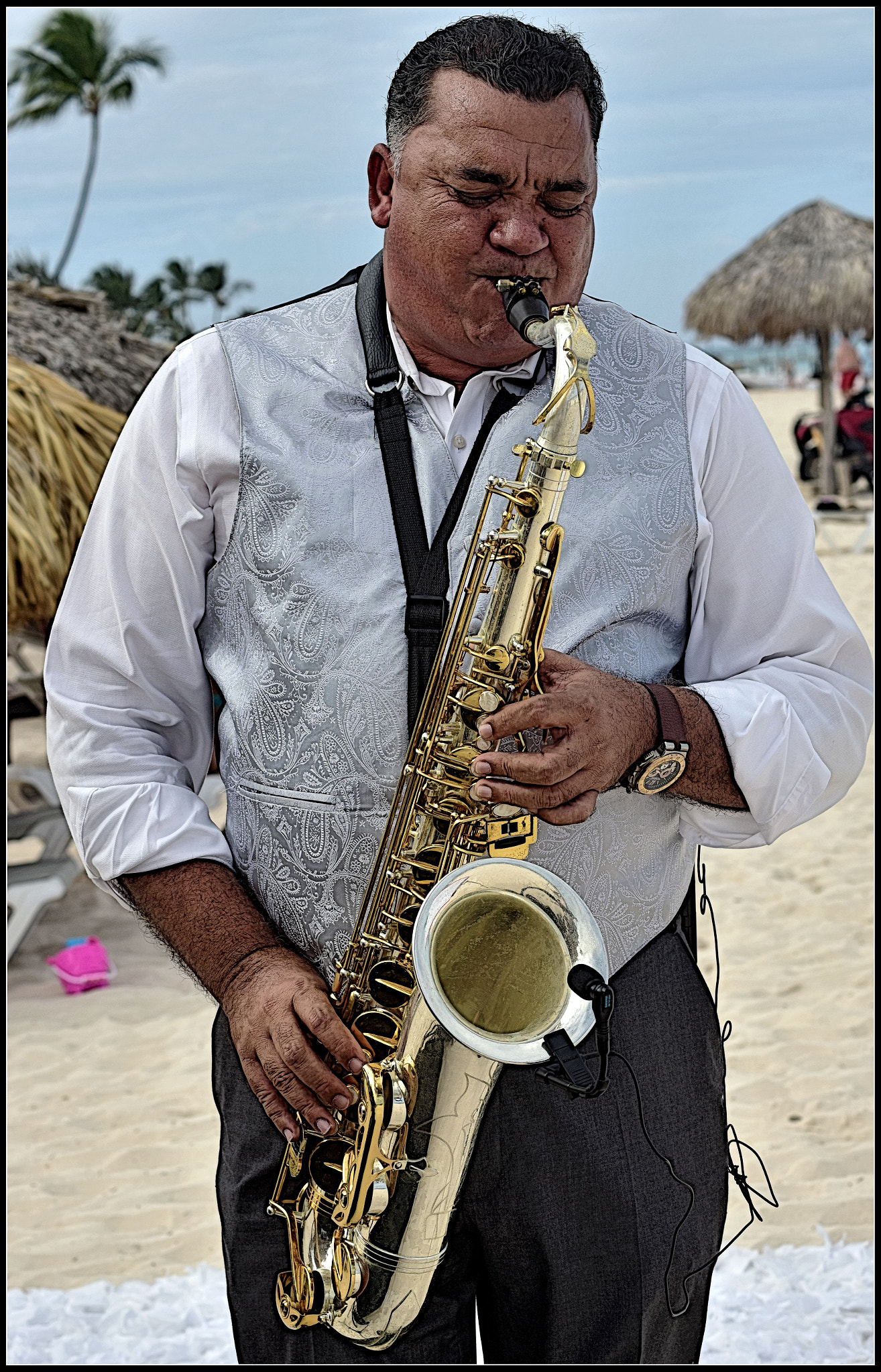 Nikon AF Nikkor 70-300mm F4-5.6G sample photo. Saxophonist photography