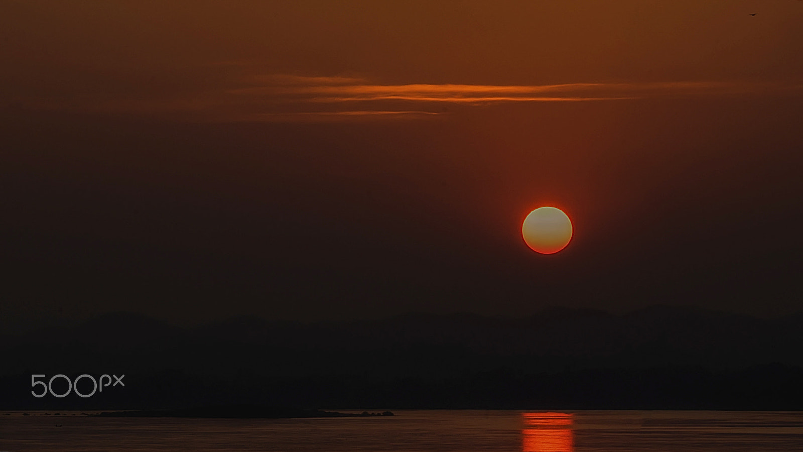 Sony E 55-210mm F4.5-6.3 OSS sample photo. Sunset on the mekong photography