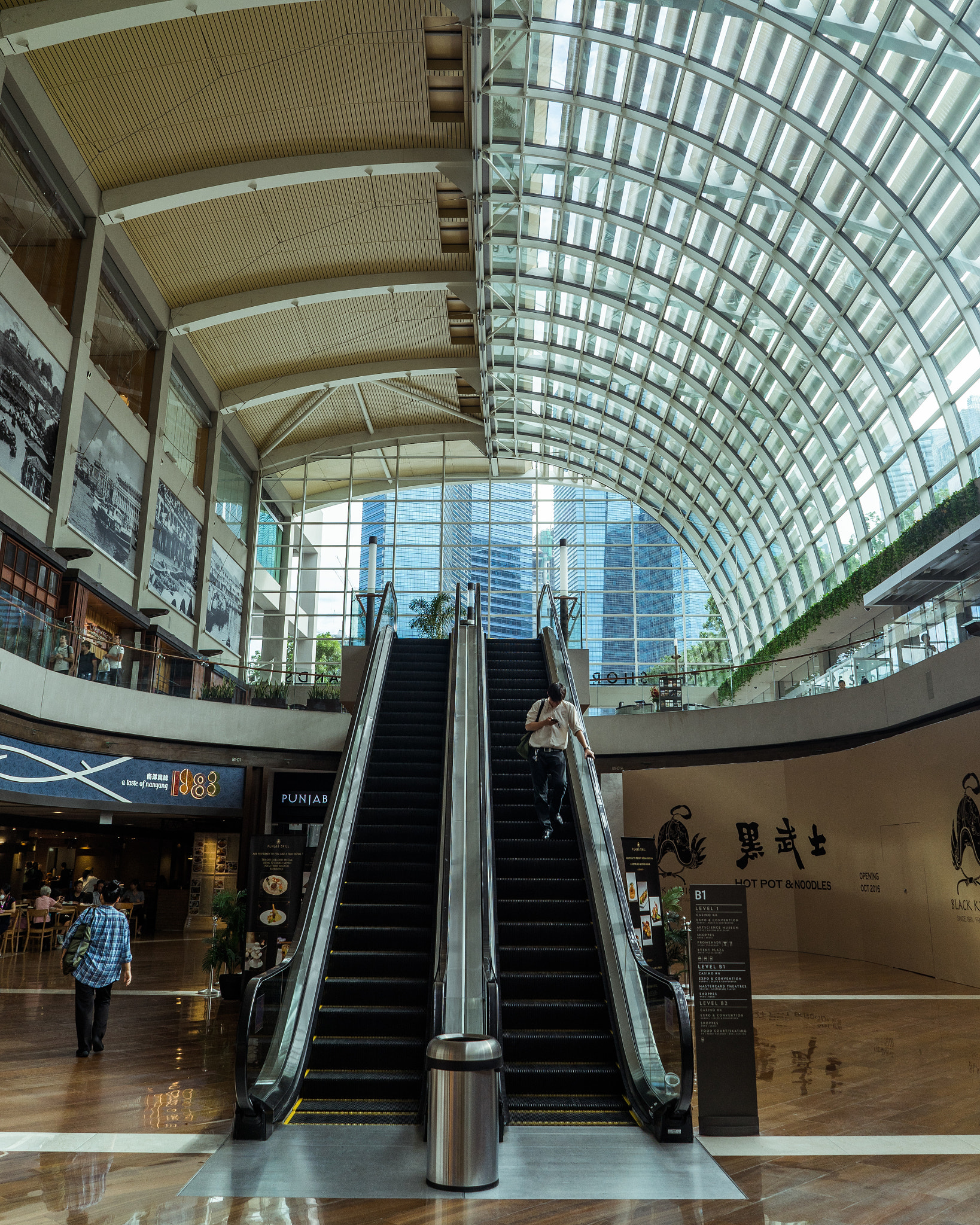 Sony FE 28mm F2 sample photo. Symetric perspective photography