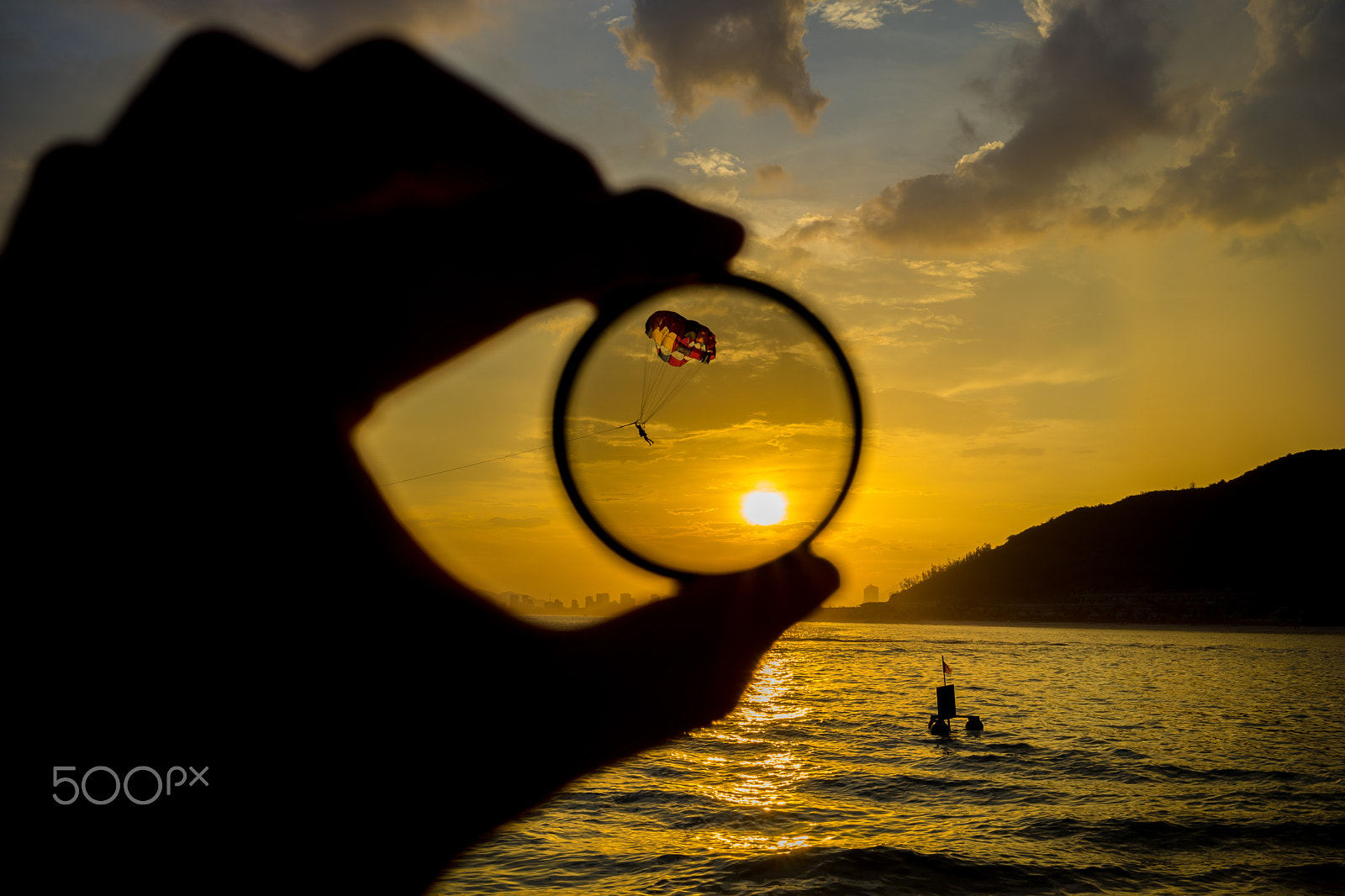 Sony a7 II + Sony Sonnar T* FE 35mm F2.8 ZA sample photo. Floating into the sunset photography