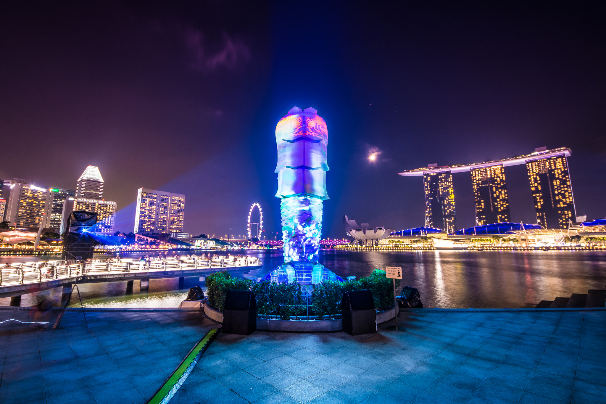 Sigma 8-16mm F4.5-5.6 DC HSM sample photo. Merlion overlooking marina bay photography