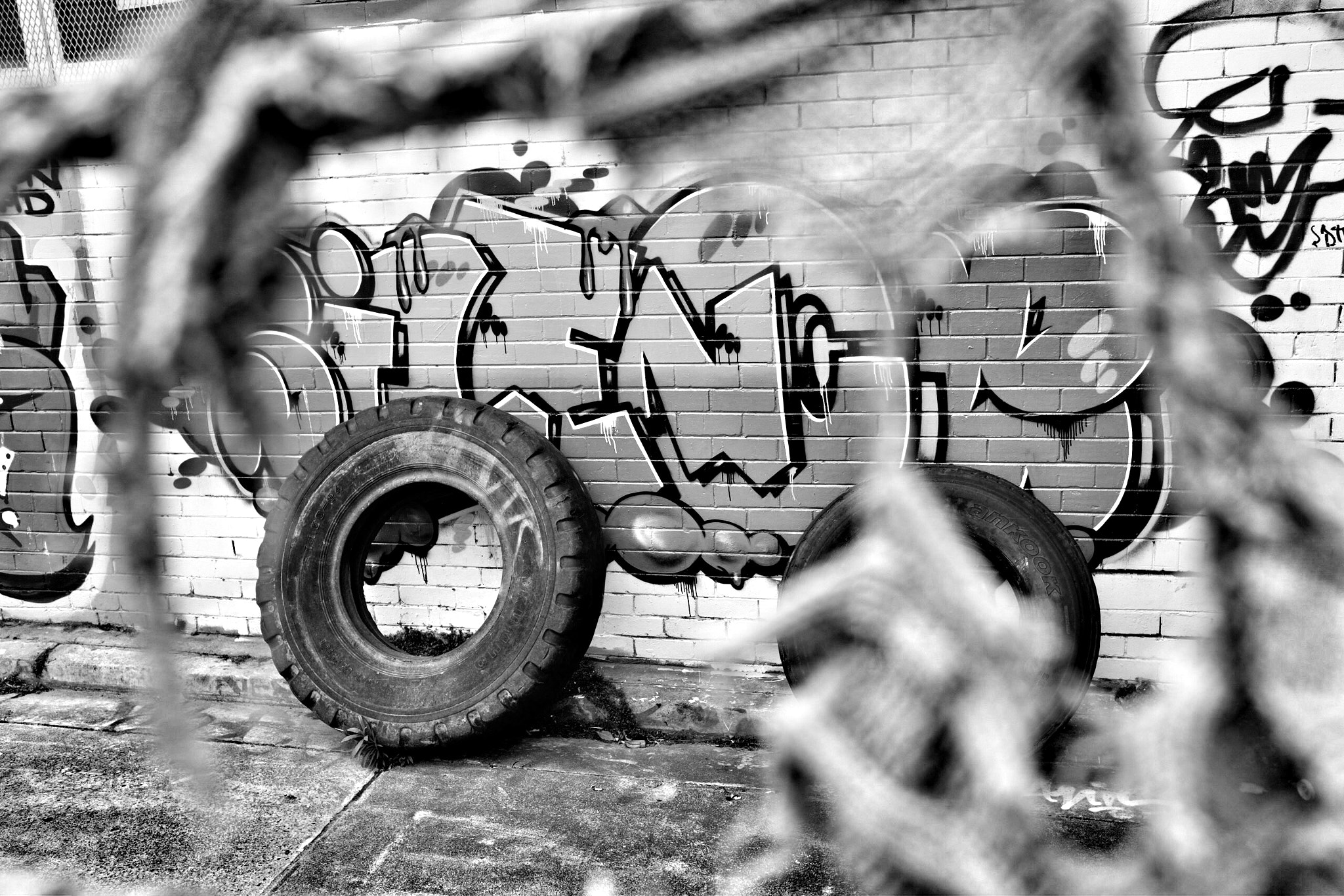 Fujifilm X-T2 + Fujifilm XF 23mm F2 R WR sample photo. Graffiti lane photography