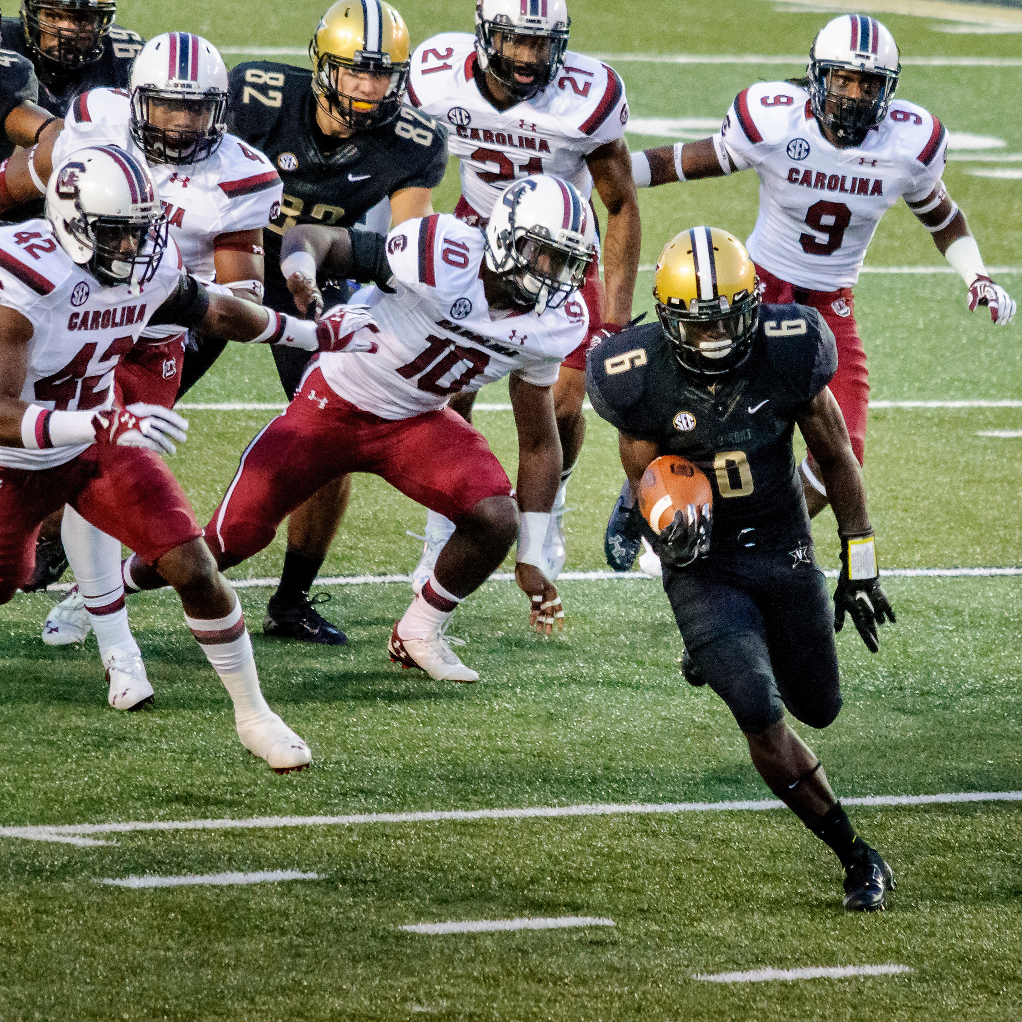 Nikon D90 sample photo. Running for a touchdown photography