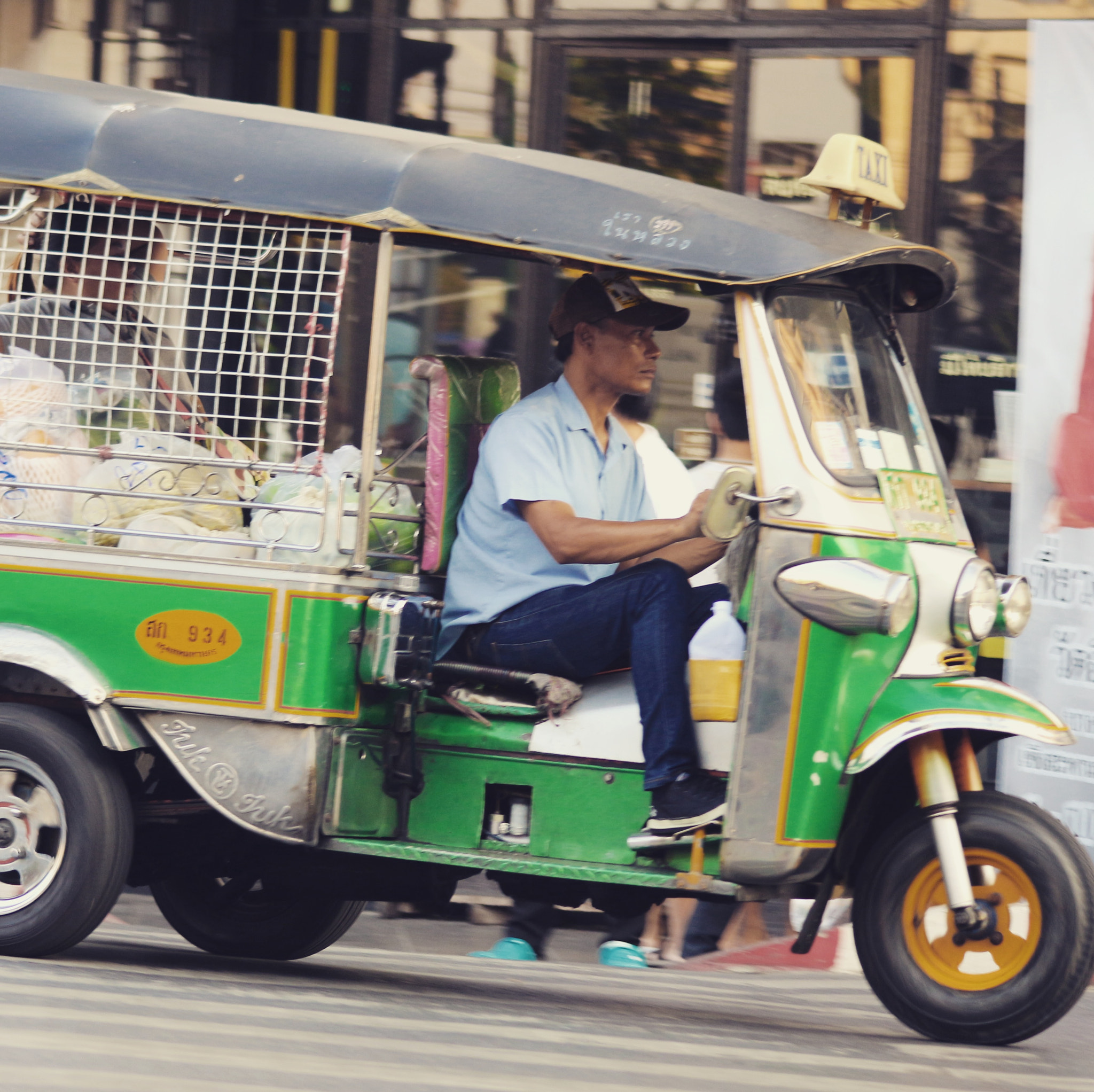 Canon EOS 700D (EOS Rebel T5i / EOS Kiss X7i) + Canon EF 90-300mm F4.5-5.6 USM sample photo. Tuktuk day photography