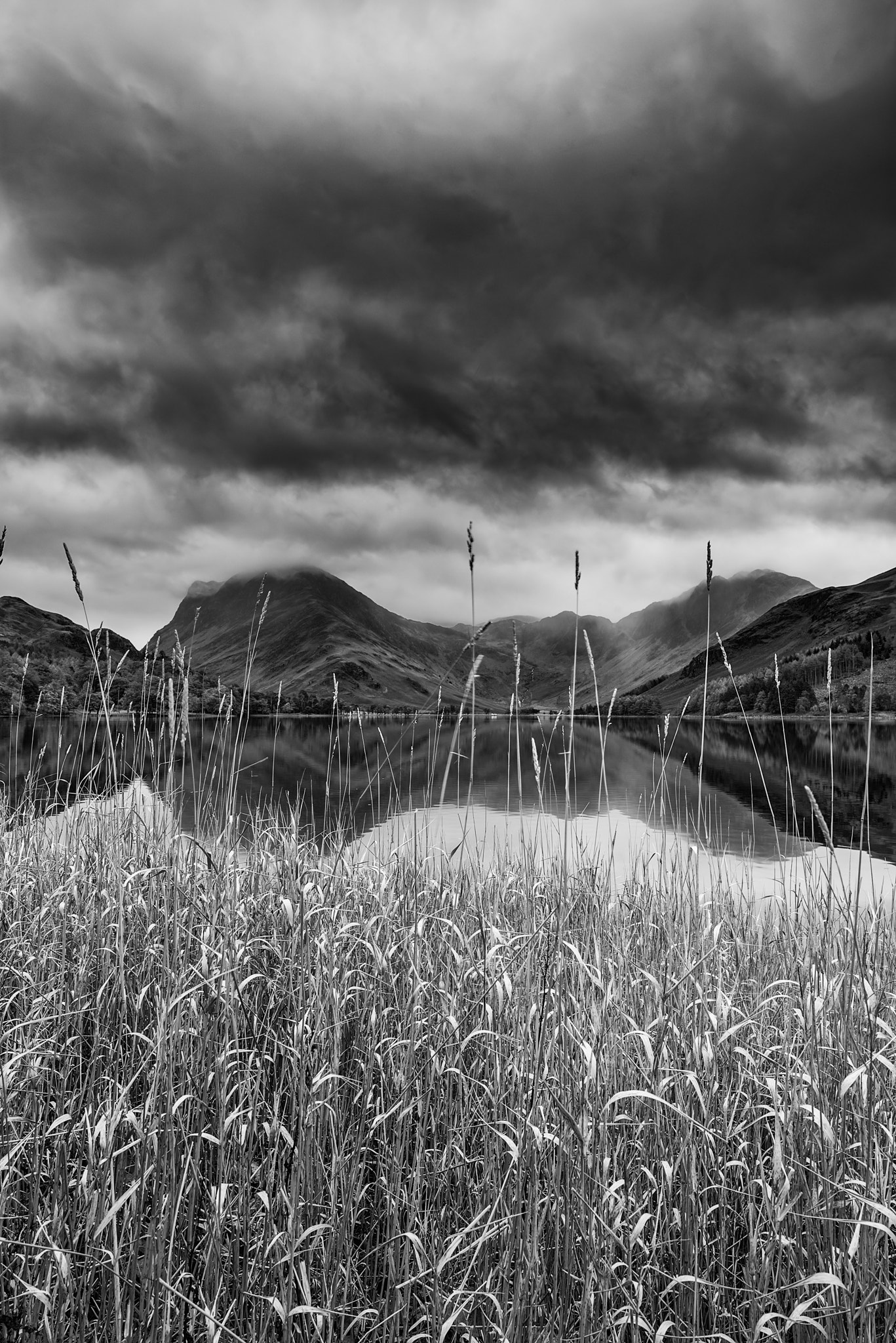 Nikon AF-S Nikkor 18-35mm F3.5-4.5G ED sample photo. Stuning autumn fall landscape image of lake buttermere in lake d photography
