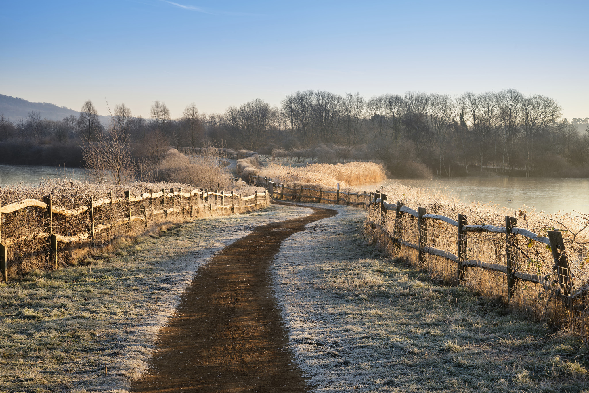 Nikon D800 + Nikon AF-S Nikkor 24-85mm F3.5-4.5G ED VR sample photo. Beautiful vibrant english countryside lake image with frost and photography