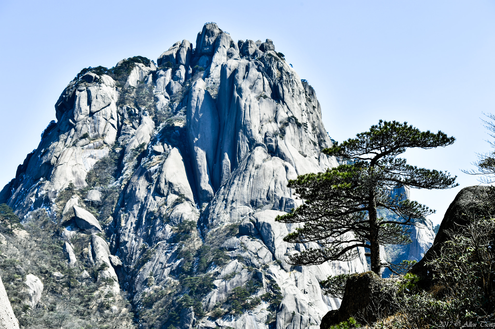 Nikon D5 + Nikon AF-S Nikkor 70-200mm F2.8G ED VR II sample photo. Mountain peak of huangshan photography