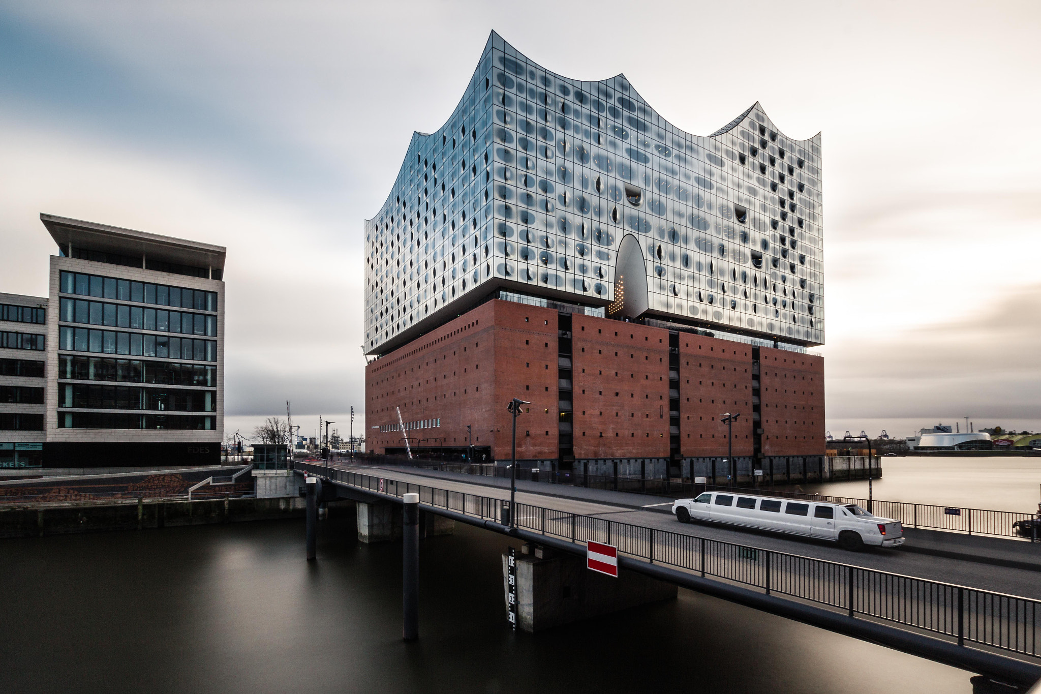 Sigma 10-20mm F3.5 EX DC HSM sample photo. Elbphilharmonie photography