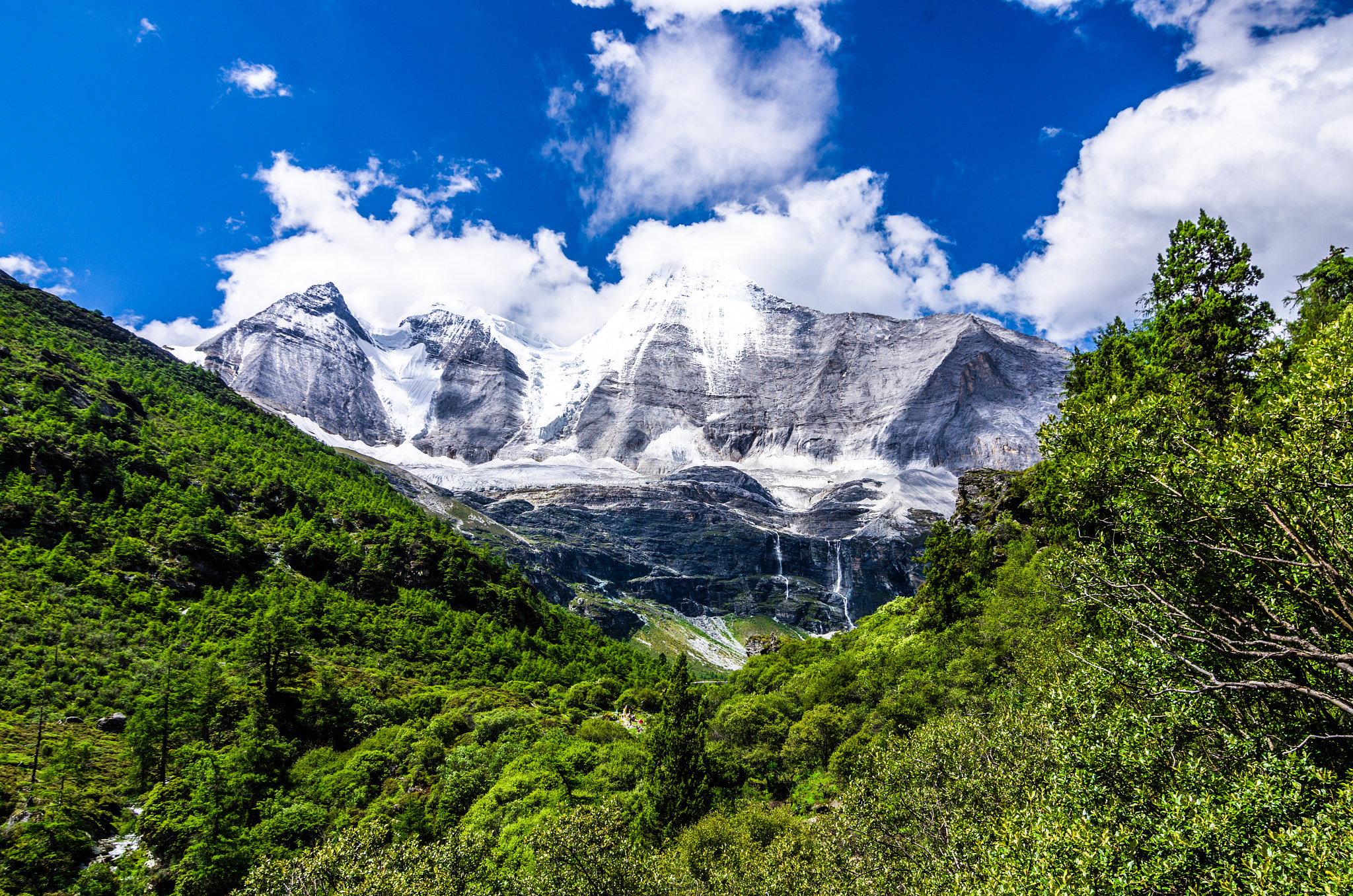 Pentax K-50 sample photo. Look up at the mountains photography