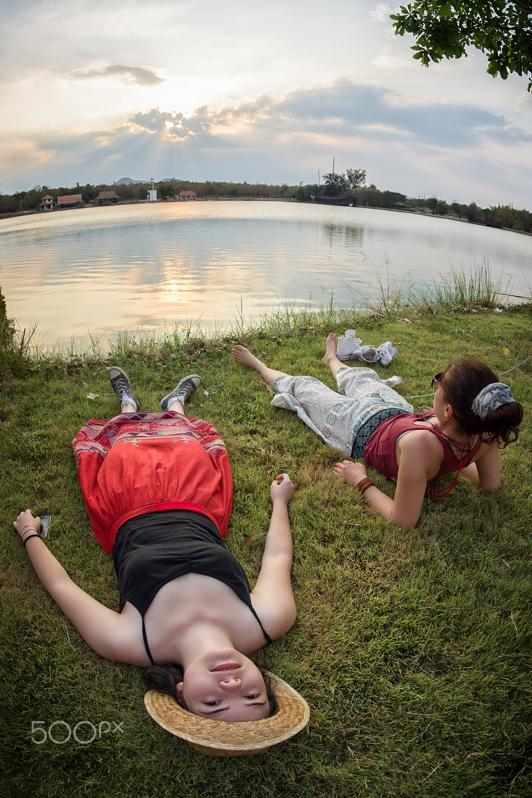 Nikon AF DX Fisheye-Nikkor 10.5mm F2.8G ED sample photo. Two friends chilling by the lake photography