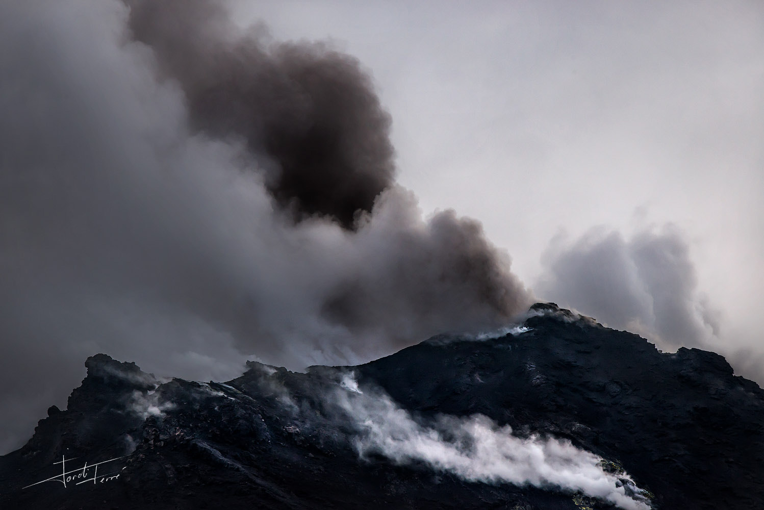 Nikon D800 sample photo. Volcanic eruption in stromboli - smoking area photography