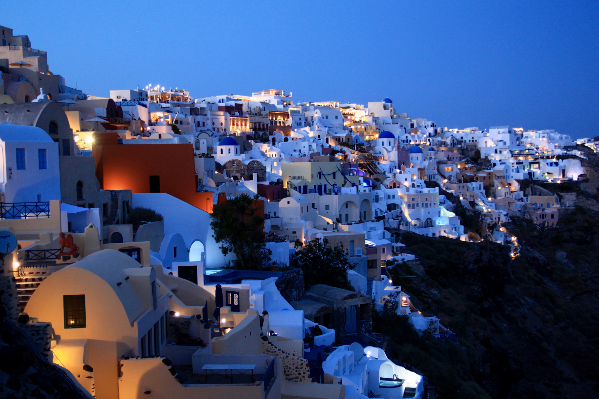 Canon EF-S 17-55mm F2.8 IS USM sample photo. Oia during blue hour photography