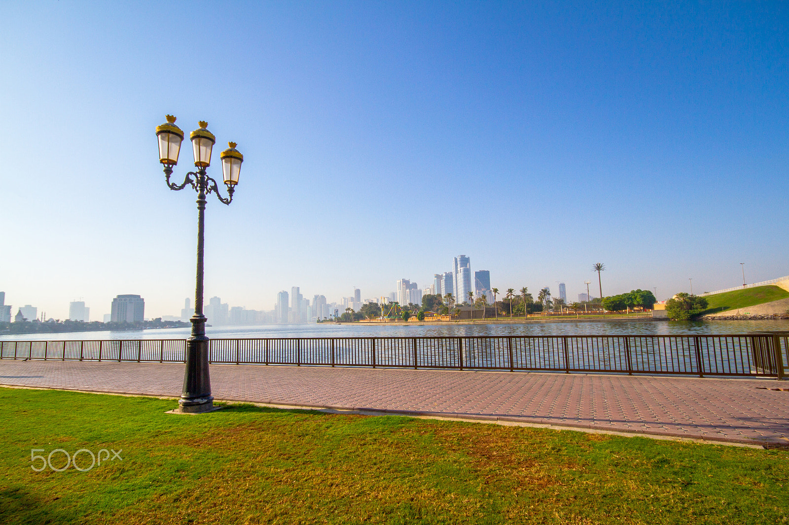 Canon EOS 7D + Sigma 10-20mm F4-5.6 EX DC HSM sample photo. Sharjah corniche - beautiful blue sky & amazing park with full of greenery with trident lamppost photography