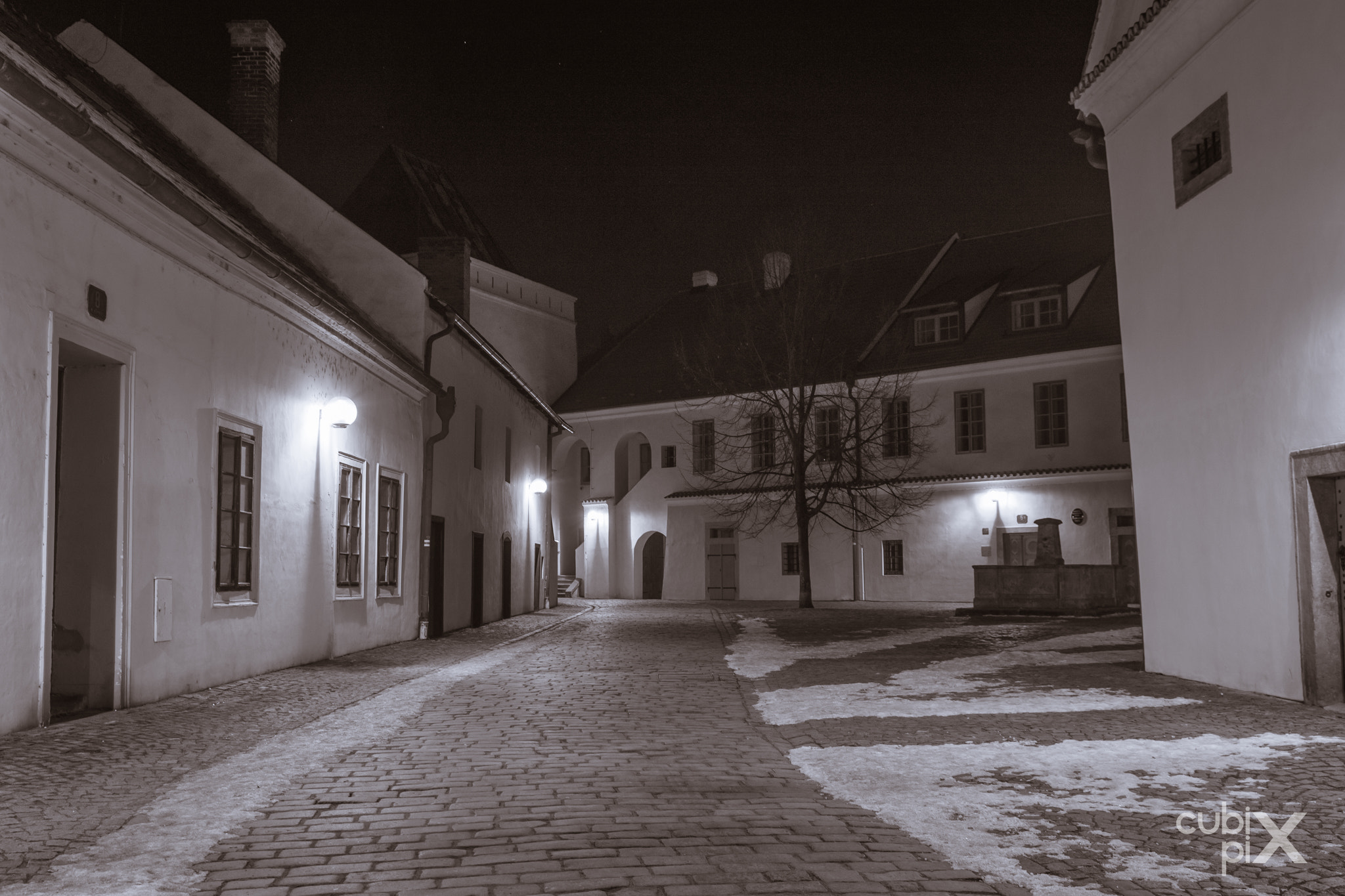Canon EF-S 17-55mm F2.8 IS USM sample photo. Pardubice at night photography