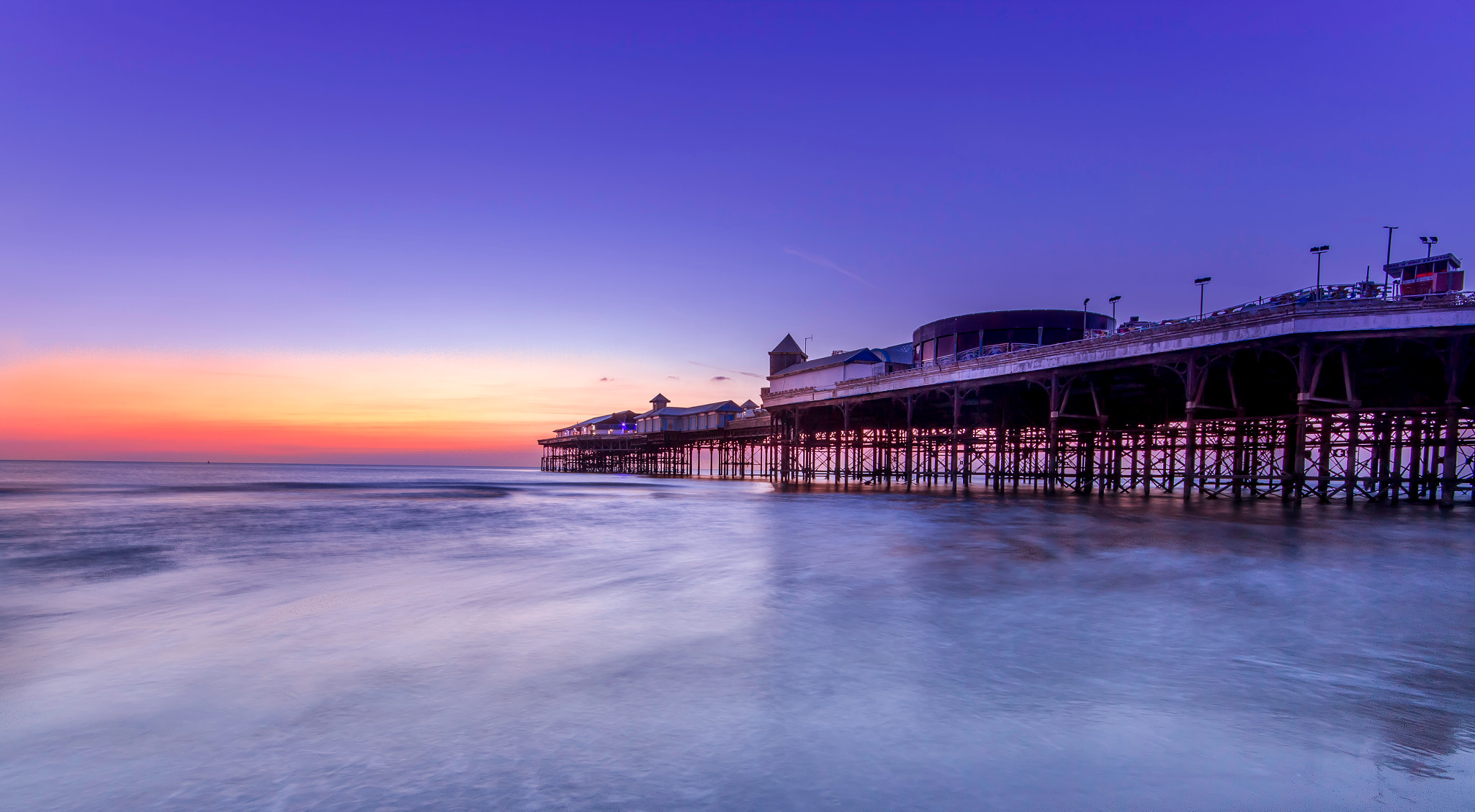 Canon EOS 7D + Sigma 10-20mm F4-5.6 EX DC HSM sample photo. Blackpool central pier photography