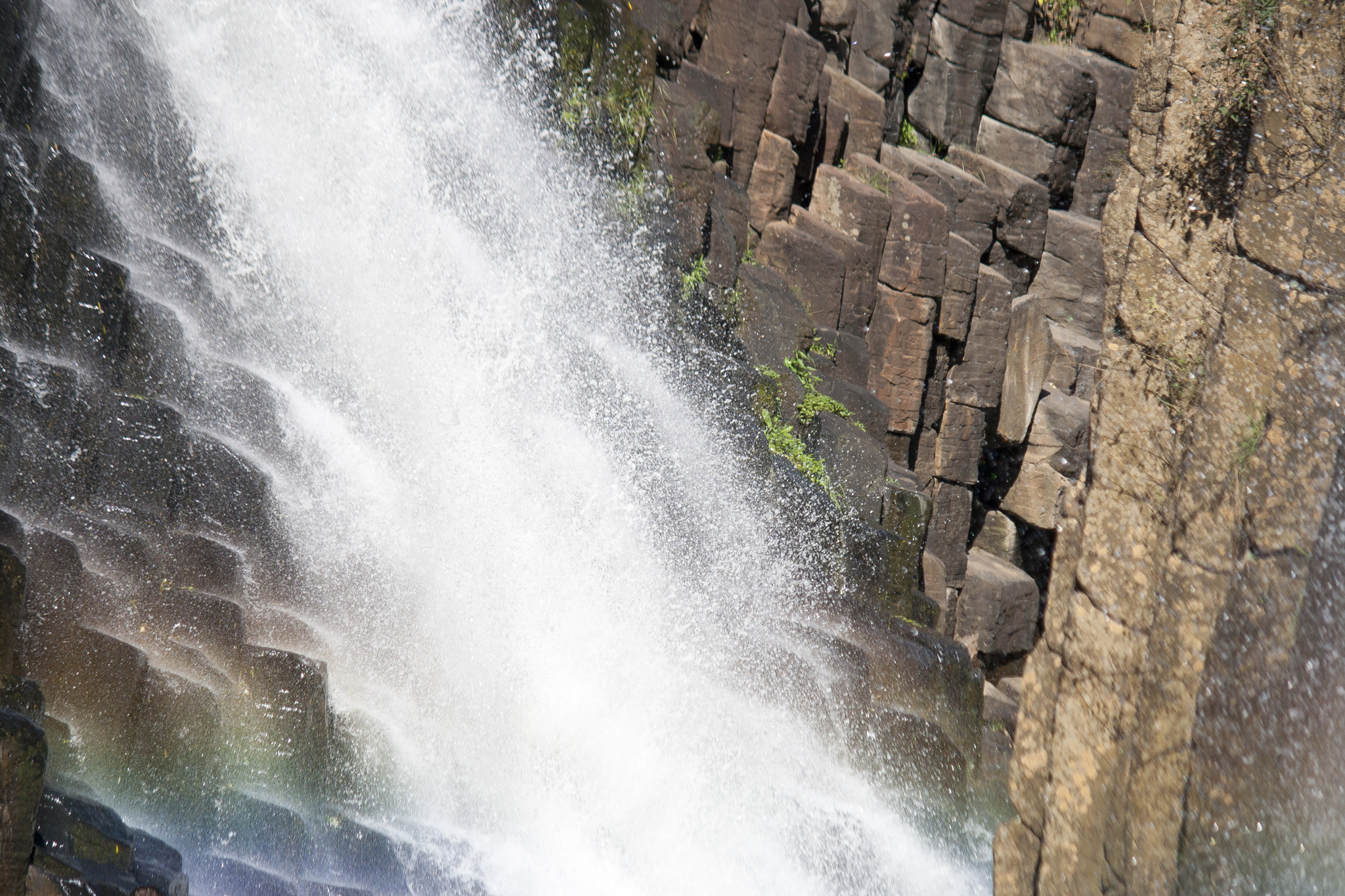 Canon EF-S 55-250mm F4-5.6 IS sample photo. Cascada sobre basalto photography