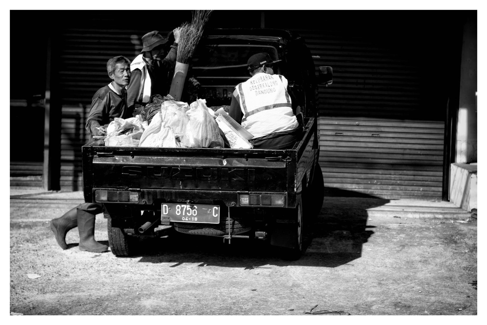 Nikon D7100 + Nikon AF Nikkor 50mm F1.4D sample photo. Streets of bandung photography