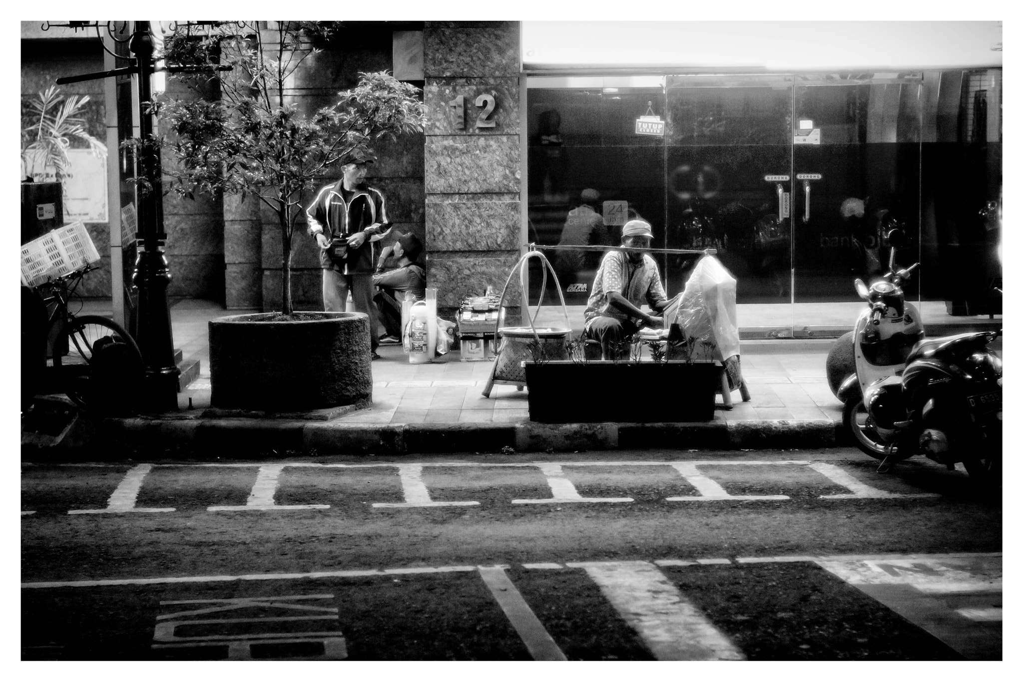 Nikon D7100 + Nikon AF Nikkor 50mm F1.4D sample photo. Streets of bandung photography