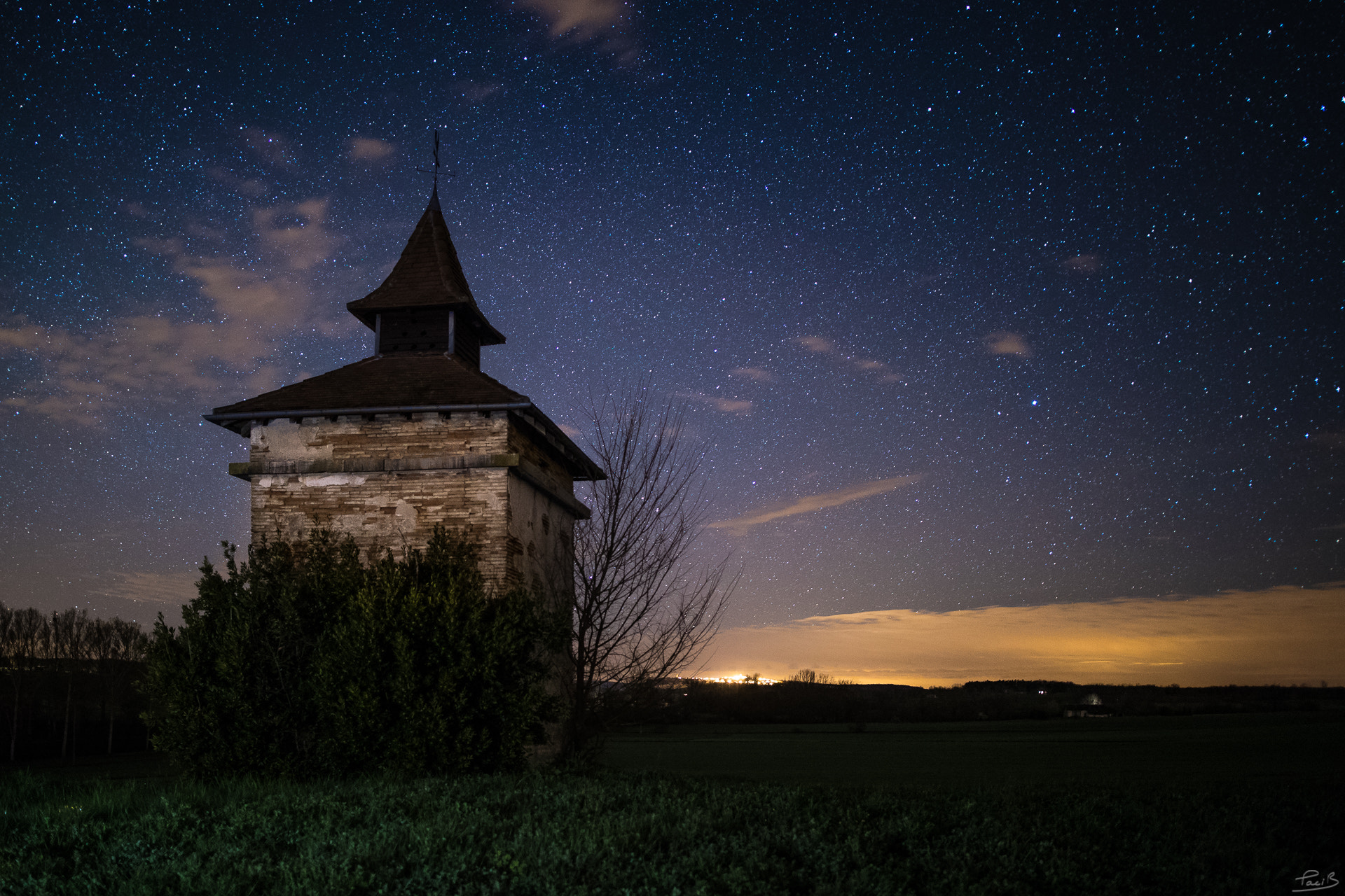 Sigma 24mm F1.4 DG HSM Art sample photo. Old dovecote in the french countryside photography