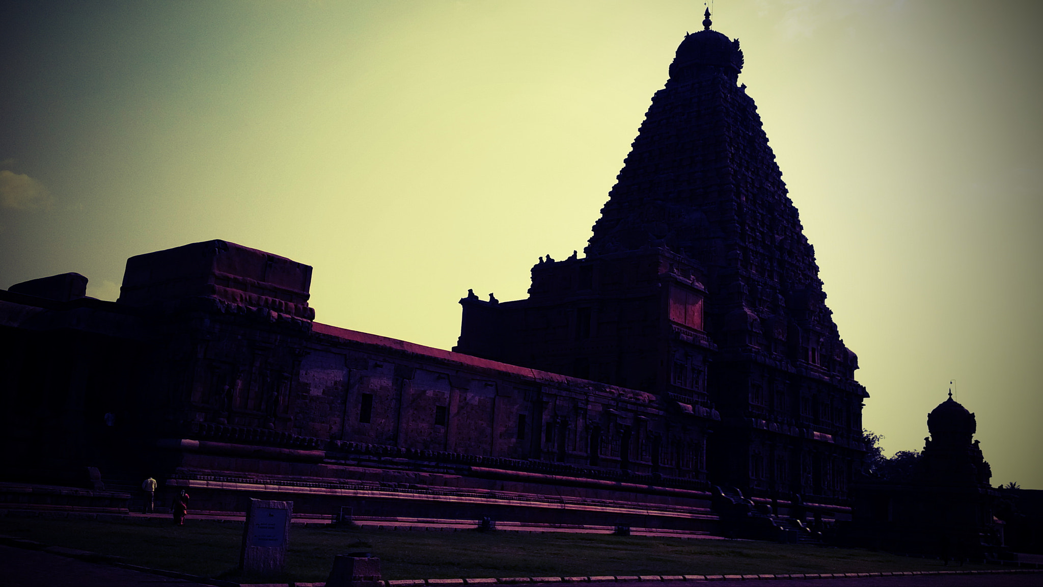 BlackBerry Z10 sample photo. Tanjavur temple shadow photography