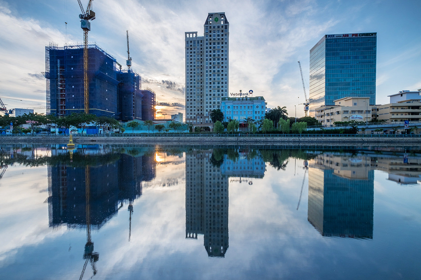 Fujifilm X-T10 + Fujifilm XF 10-24mm F4 R OIS sample photo. Reflection photography