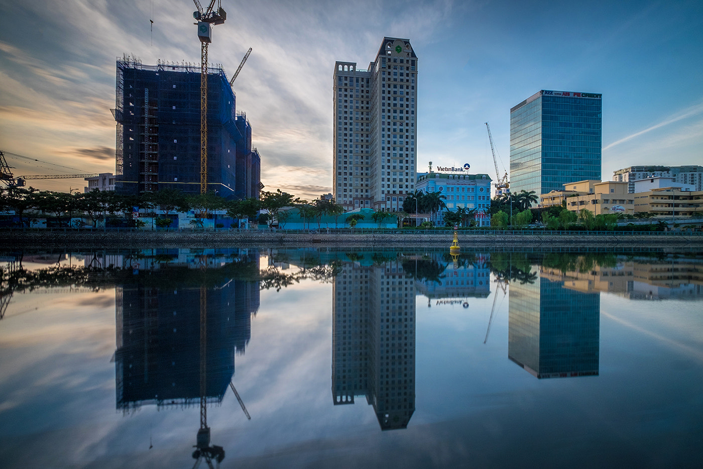 Fujifilm X-T10 + Fujifilm XF 10-24mm F4 R OIS sample photo. Reflection photography