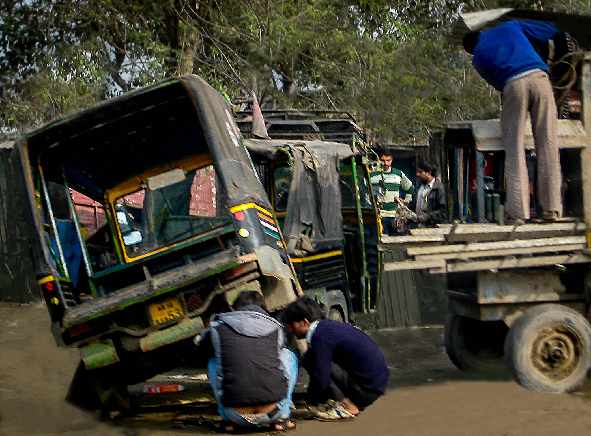 Canon POWERSHOT SD750 sample photo. Car trouble in darjeeling photography