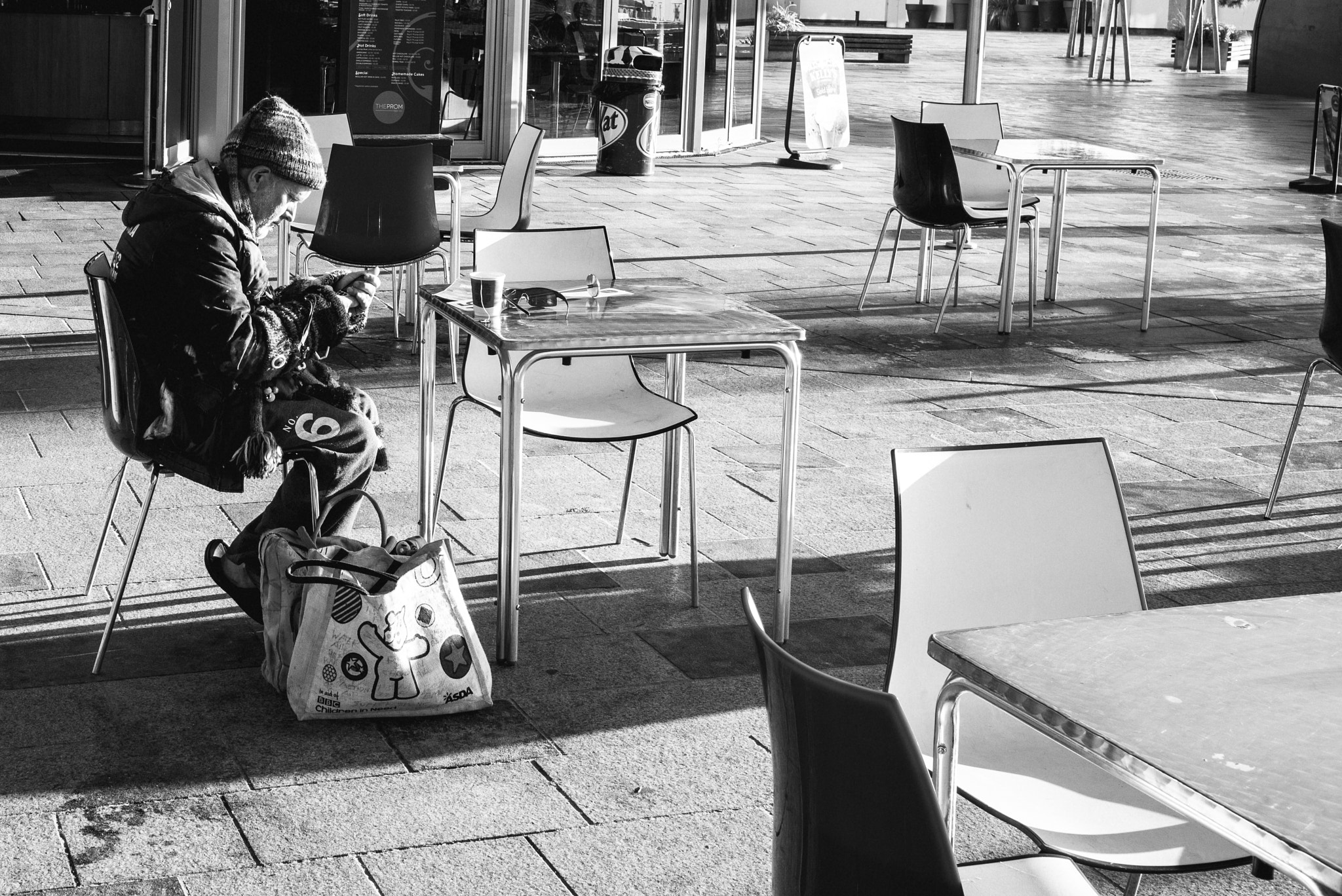 Summicron-M 1:2/35 ASPH. sample photo. Coffee and phone photography