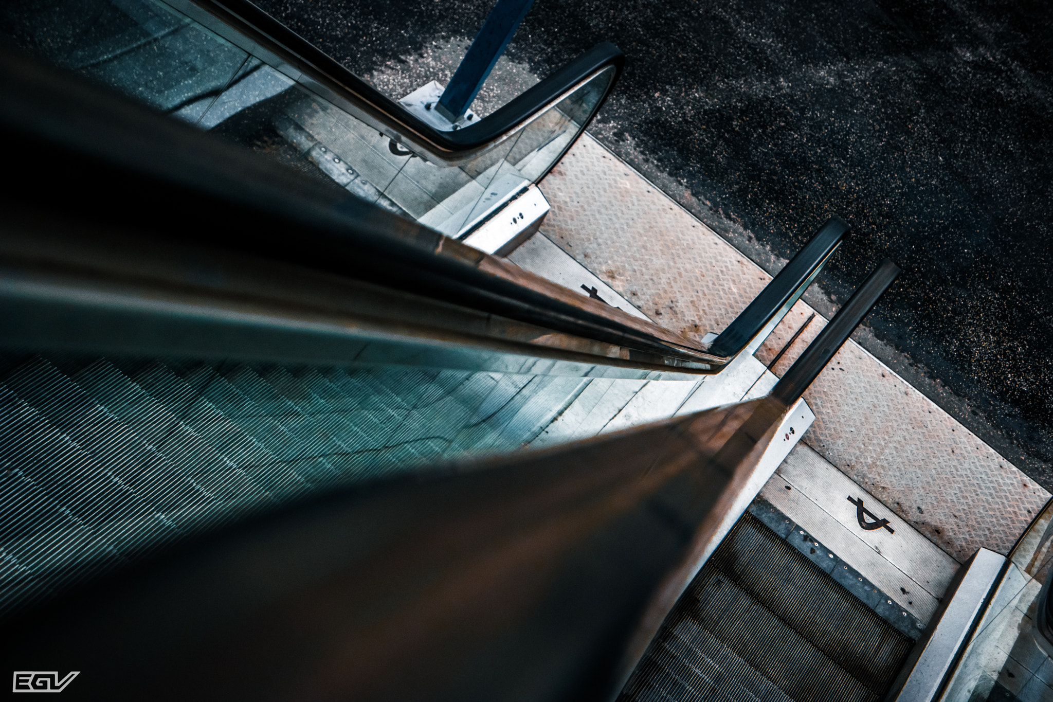 Samsung NX1 sample photo. Abandoned escalator - (c)eliasgrossvideo photography