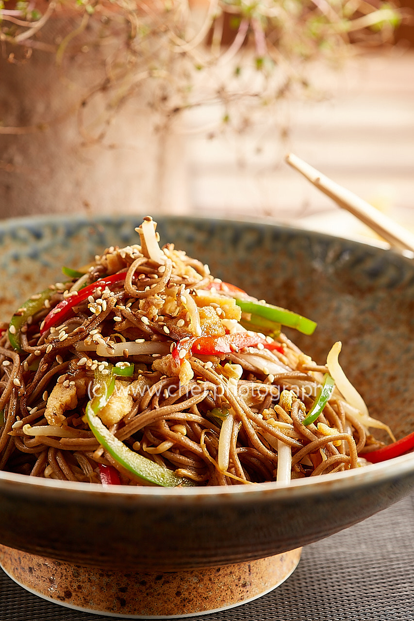 Canon EF 100mm F2.8 Macro USM sample photo. Yasai yaki soba noodles photography
