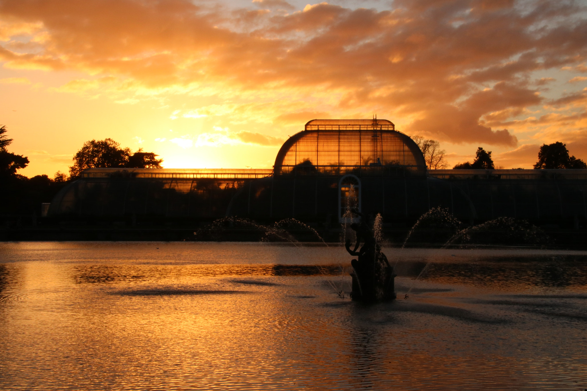 Canon EOS 760D (EOS Rebel T6s / EOS 8000D) + Sigma 18-250mm F3.5-6.3 DC OS HSM sample photo. Sunset at kew gardens photography